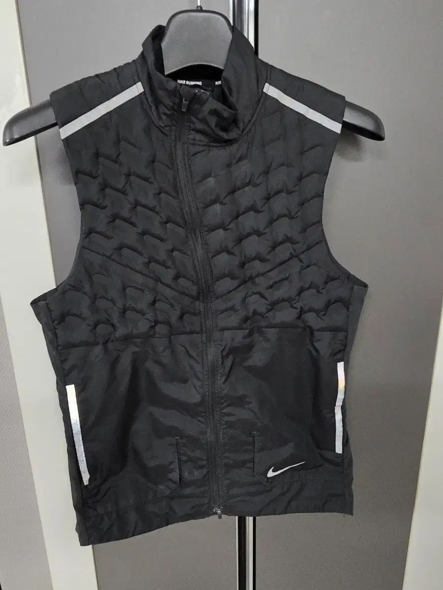 NIKE ランニングベスト(Mサイズ)新品未使用タグ付き　エアロロフト ナイキ ランニング エアロロフト ダウンベスト m - メルカリ