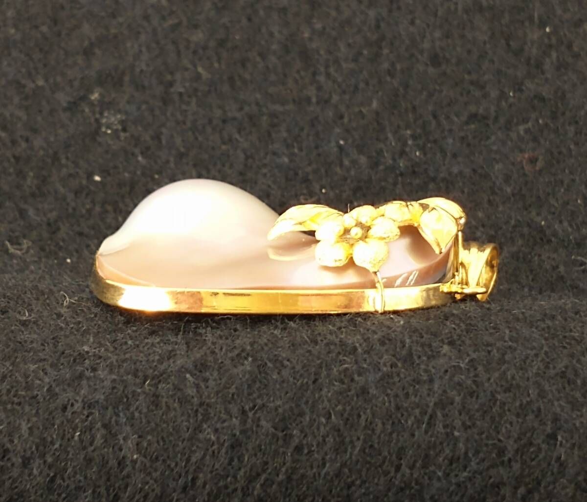 K 18 トップ 9.4 g イエローゴールド マベパール おおきめ フラワー 真珠 パール 変形 オーロラゴールドフレーム
