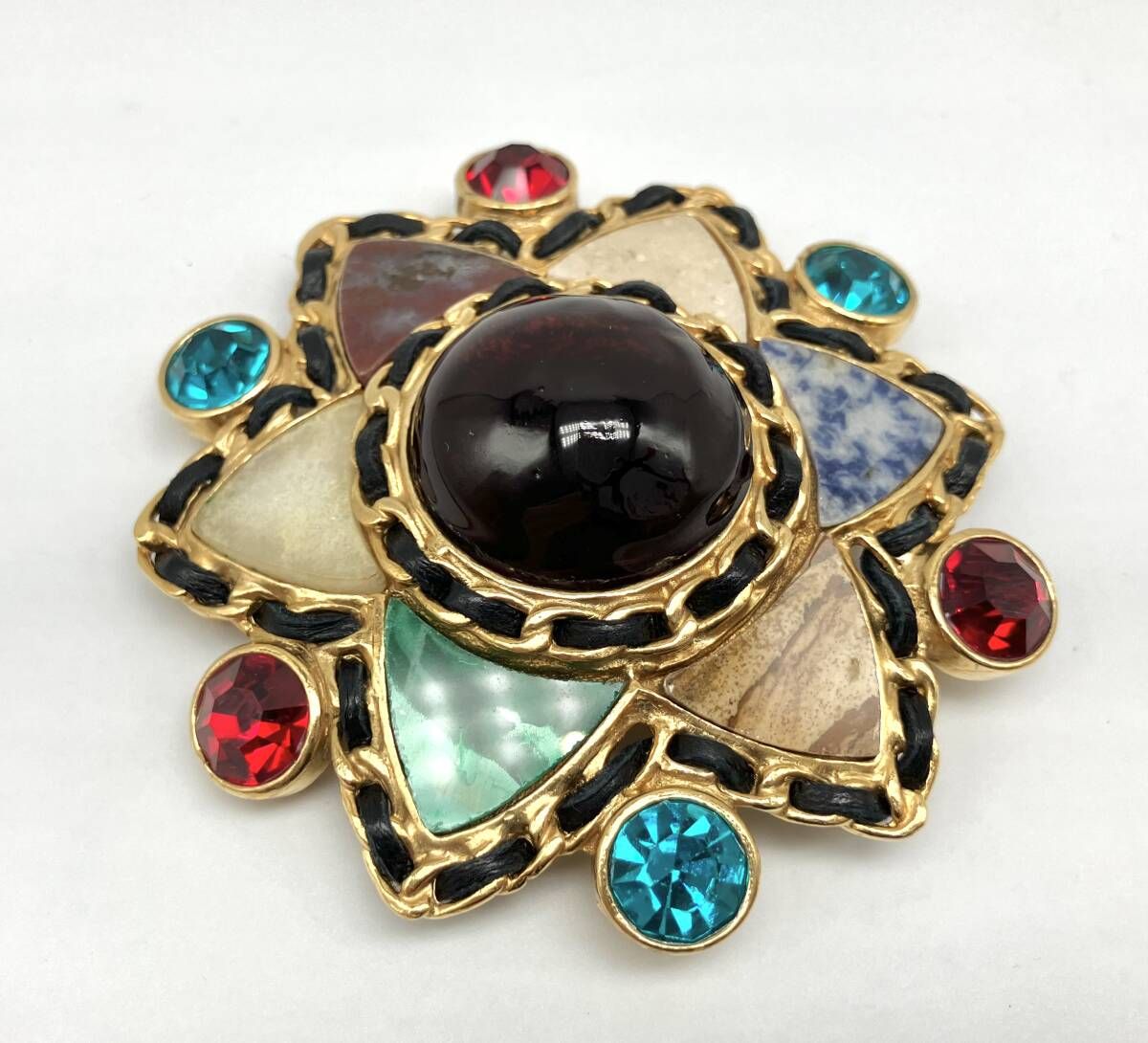 CHANEL シャネル ブローチ グリポア ヒビ有り