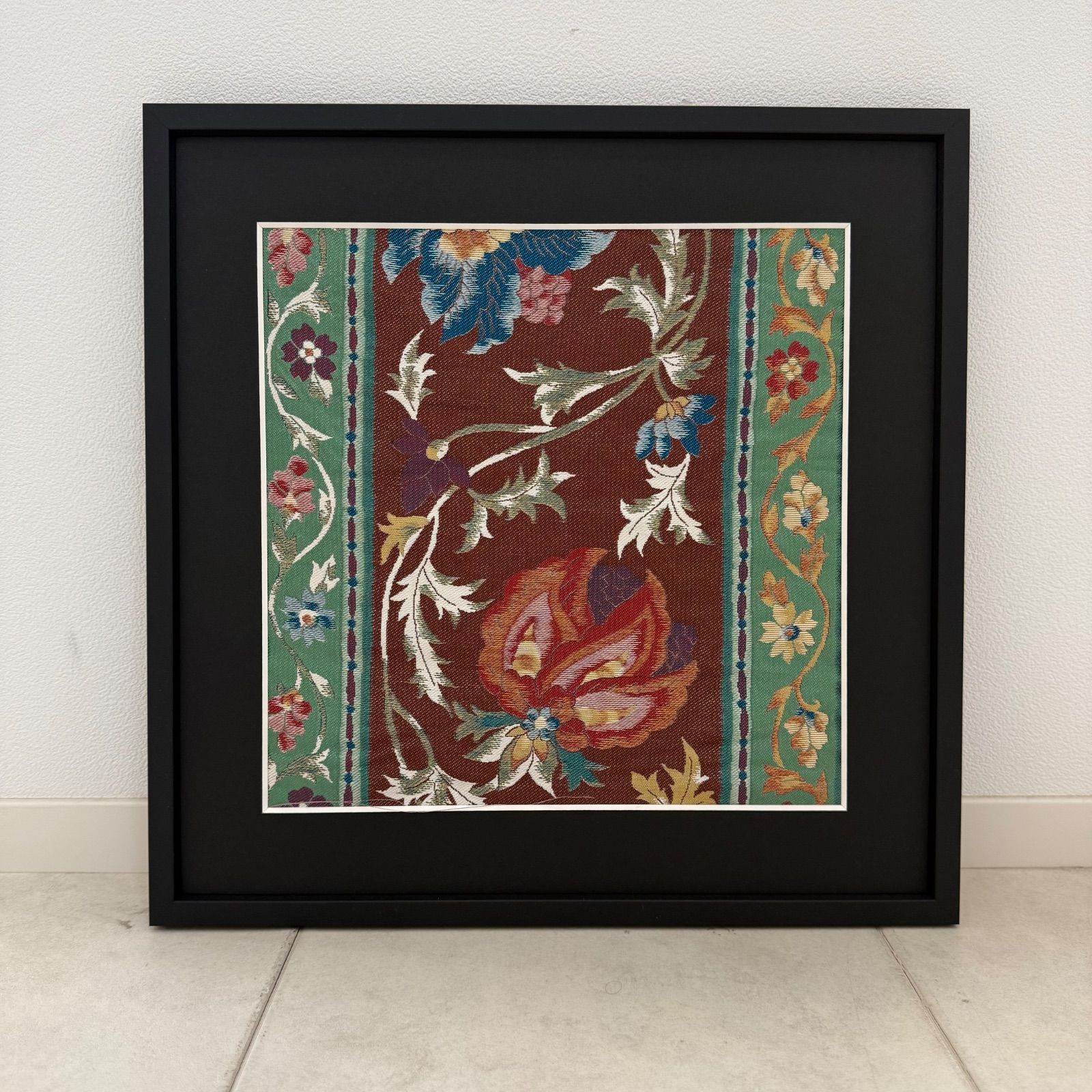 京都帯屋さん　フレーム入りシルク日本織物アート 縦取唐花　エンジ
