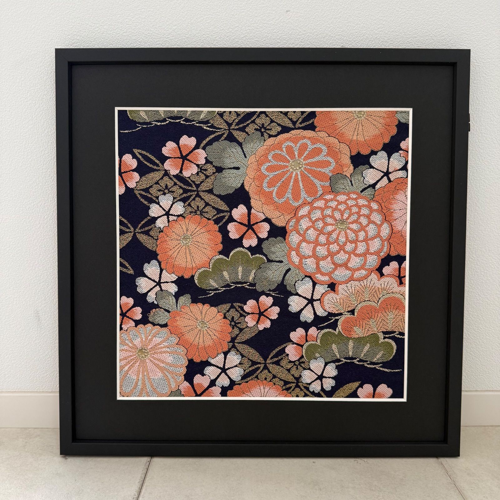 京都帯屋さん フレーム入りシルク日本織物アート デザイナーズ 松と万寿菊 紺