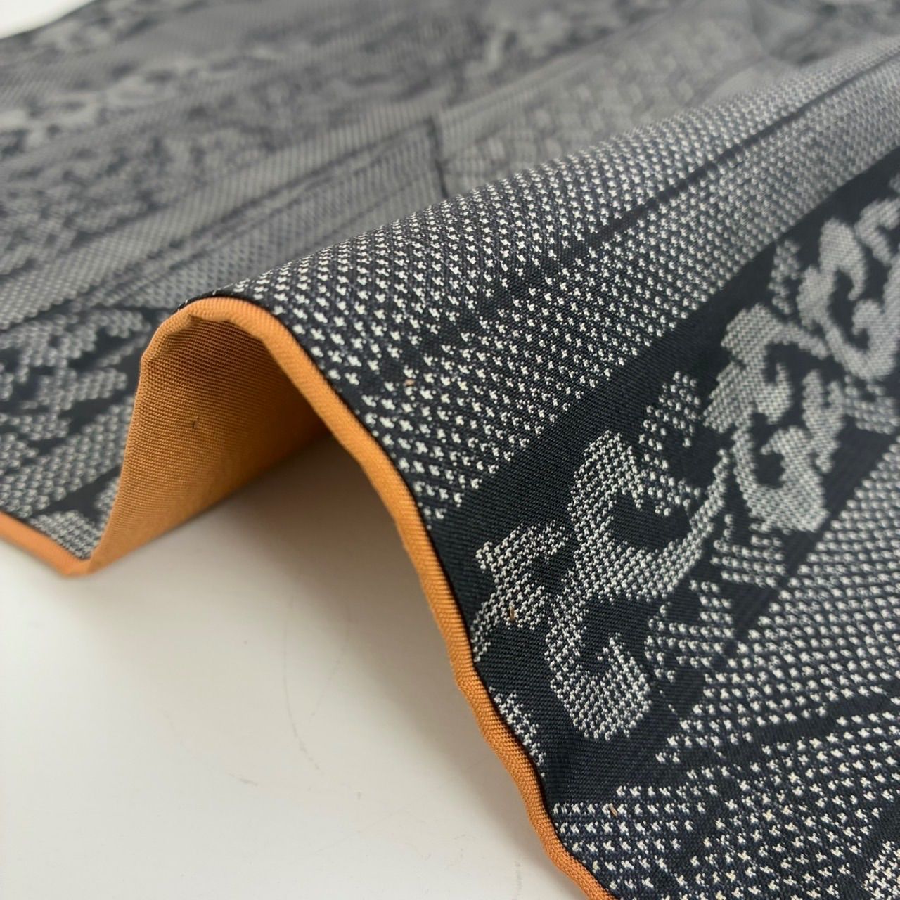 本場大島紬 泥染 裂取 唐草 素敵な絣柄 正絹 着物 MK-1575 - メルカリ