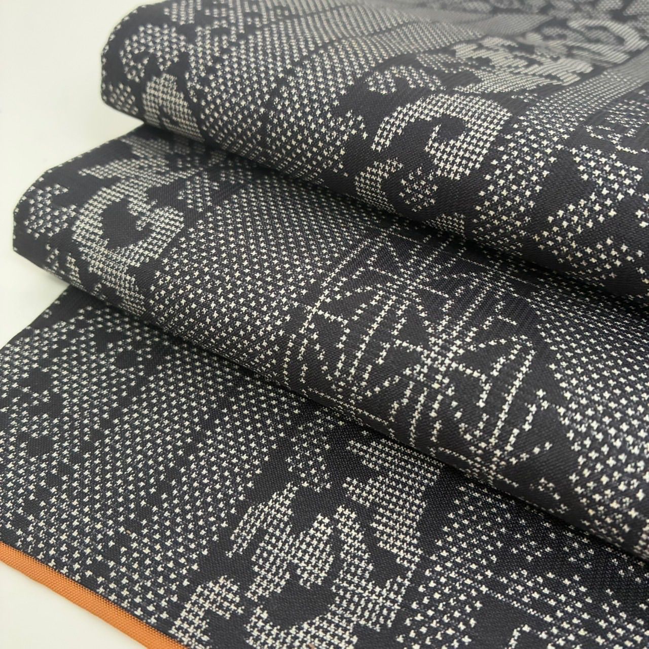 本場大島紬 泥染 裂取 唐草 素敵な絣柄 正絹 着物 MK-1575 - メルカリ