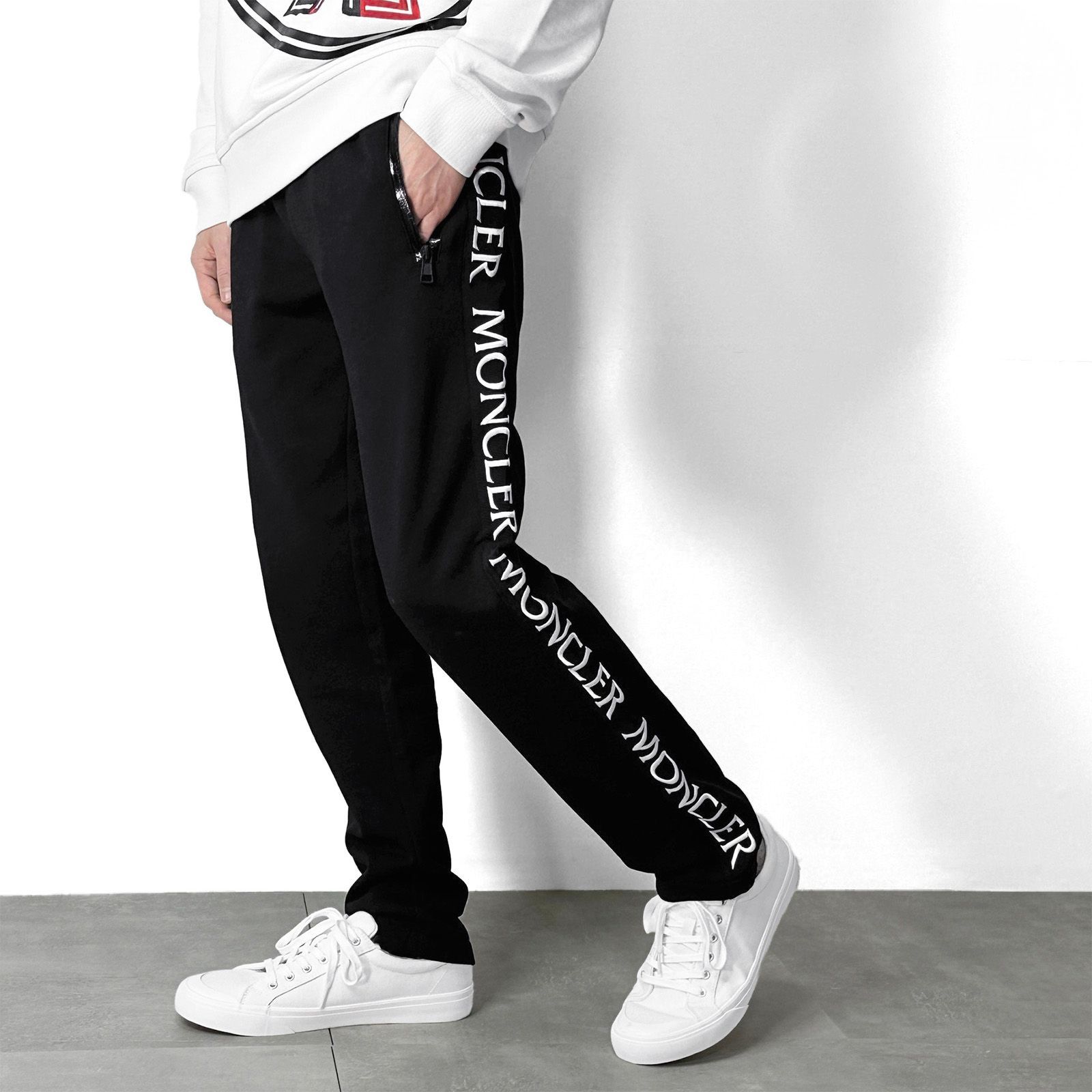 MONCLER Matt Black ロゴ刺繍 スウェットパンツ ブラック - メルカリ