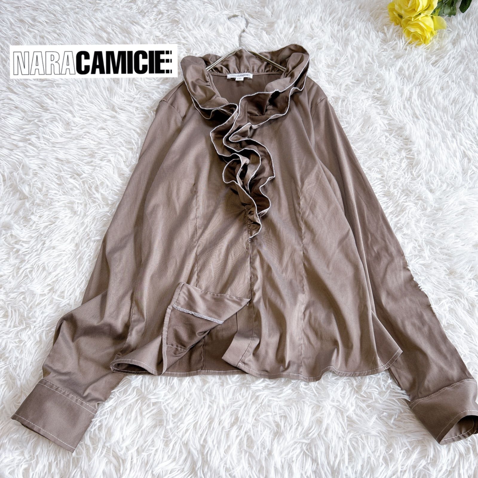 ナラカミーチェ】スーパーストレッチ細ストライプ フリル衿シャツ 長袖