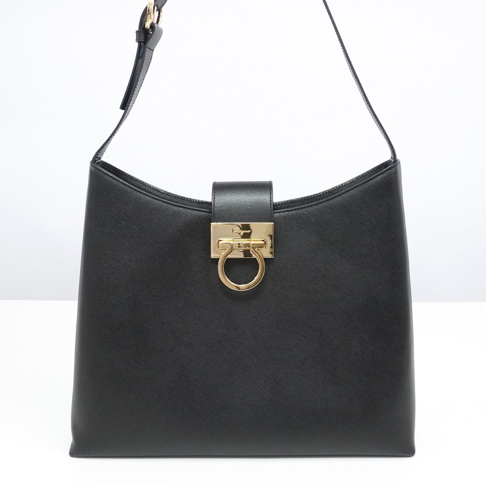 FERRAGAMO ガンチーニ サフィアーノ レザー ショルダーバッグ - メルカリ