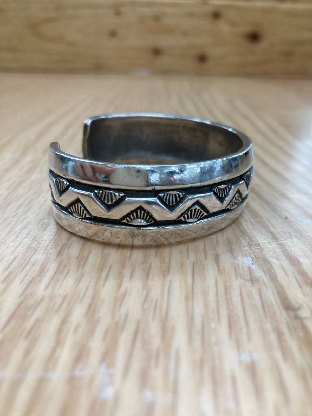 ホワイトバッファローバングル silver Navajo John Nelson ホワイトバッファローバングル silver Navajo John Nelson ホワイト