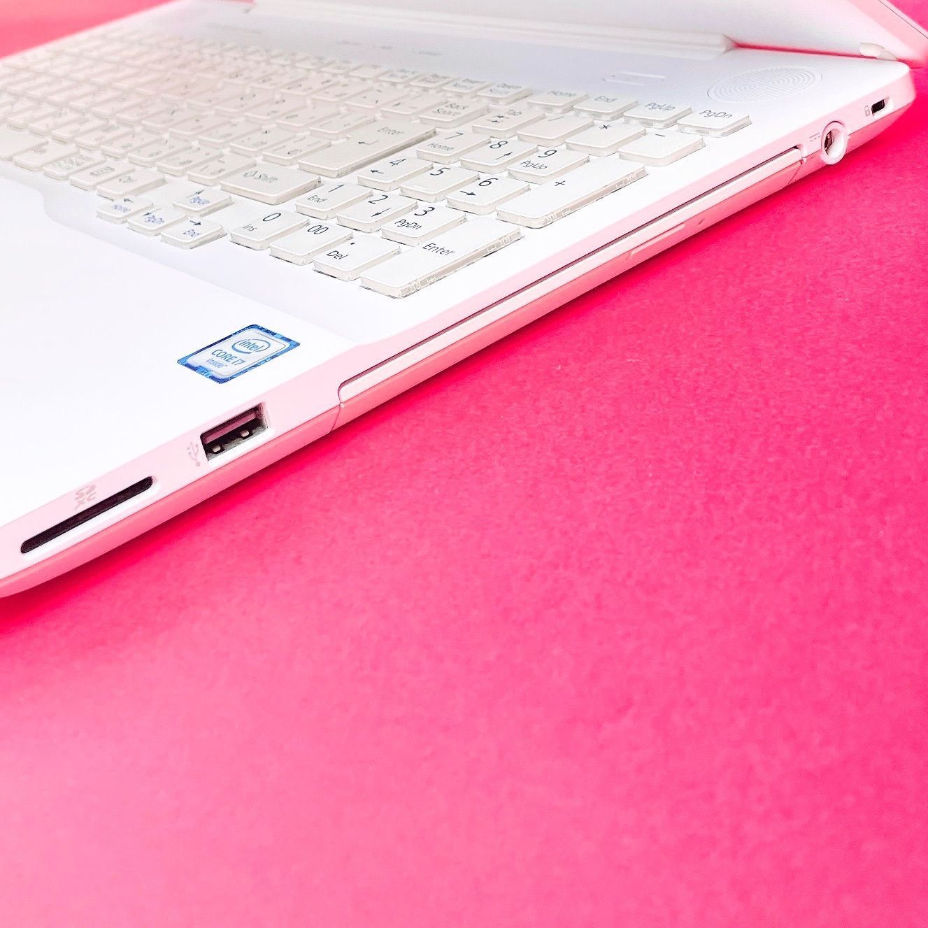 美品✨高性能Corei7❣️可愛いホワイト薄型ノートパソコン✨️メモリ