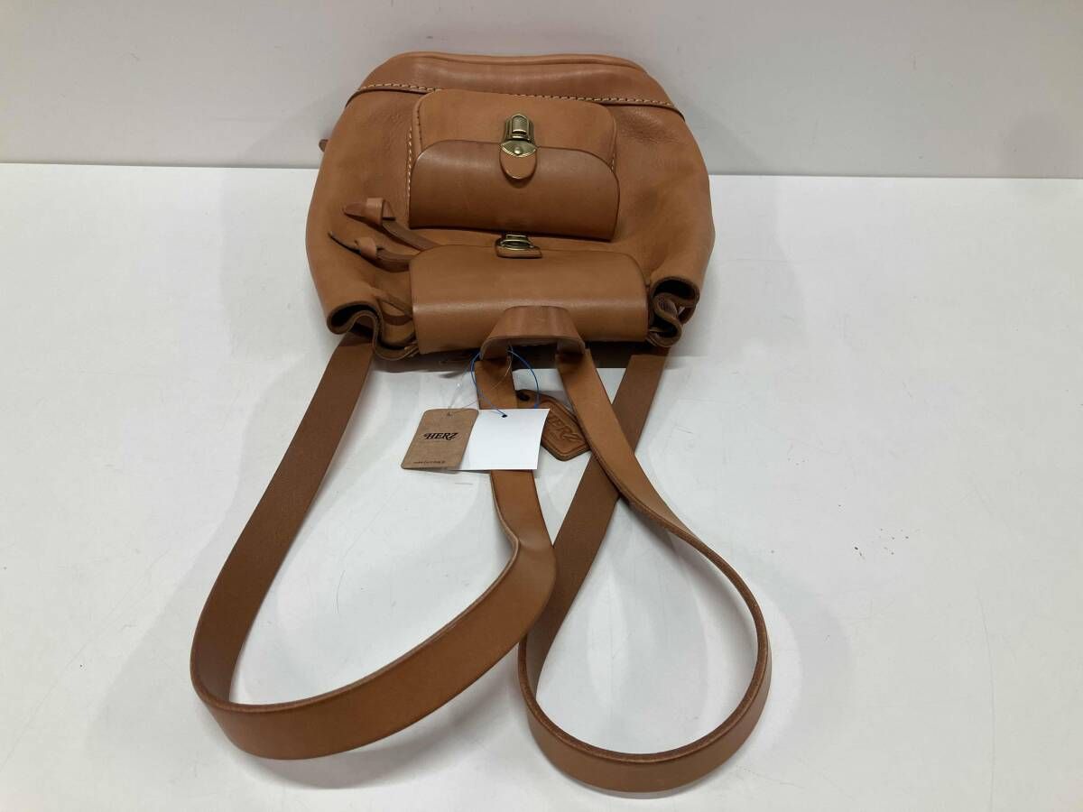 herz リュック ファスナー キャメル ファスナーポケットが多い