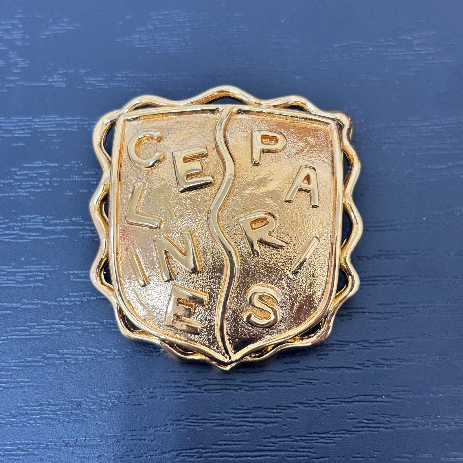 ◼︎ セリーヌCELINE ロゴ ブローチ ゴールド 12667-202401 金