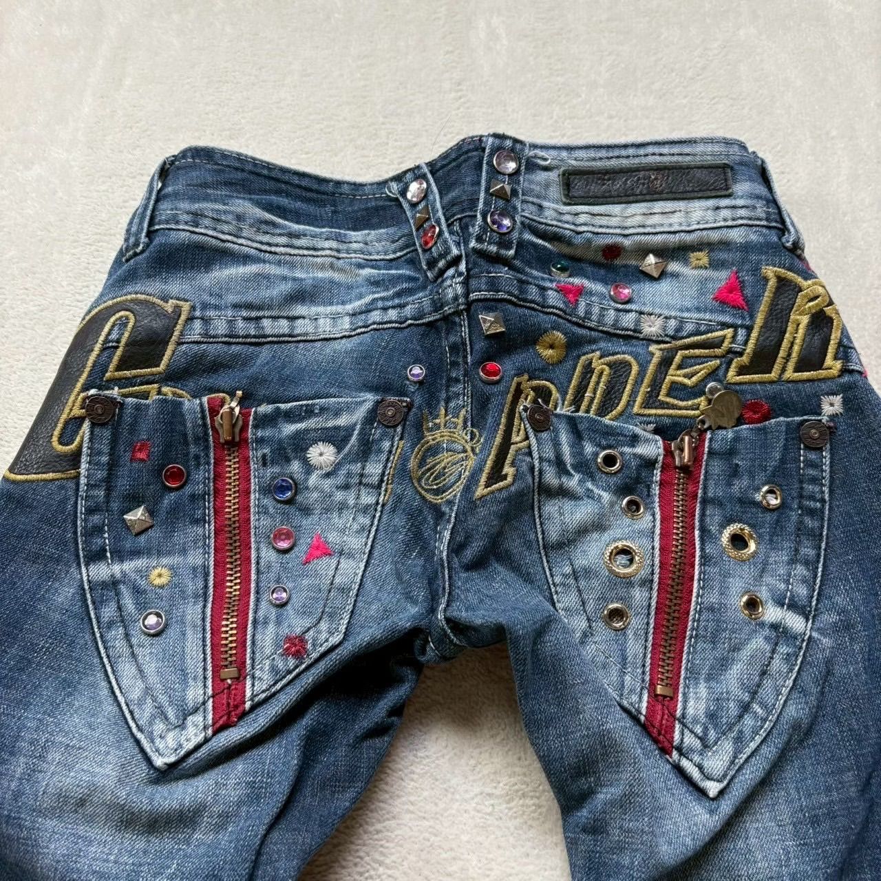 個性派デニム グラスホッパー 刺繍入りデニムパンツ ブーツカットデニム ローライズ ウォッシュ加工 ジップデザイン メタルパーツ スタッズ ビジュー y 2 k 個性的 派手 24インチ レディースXSサイズ Sサイス