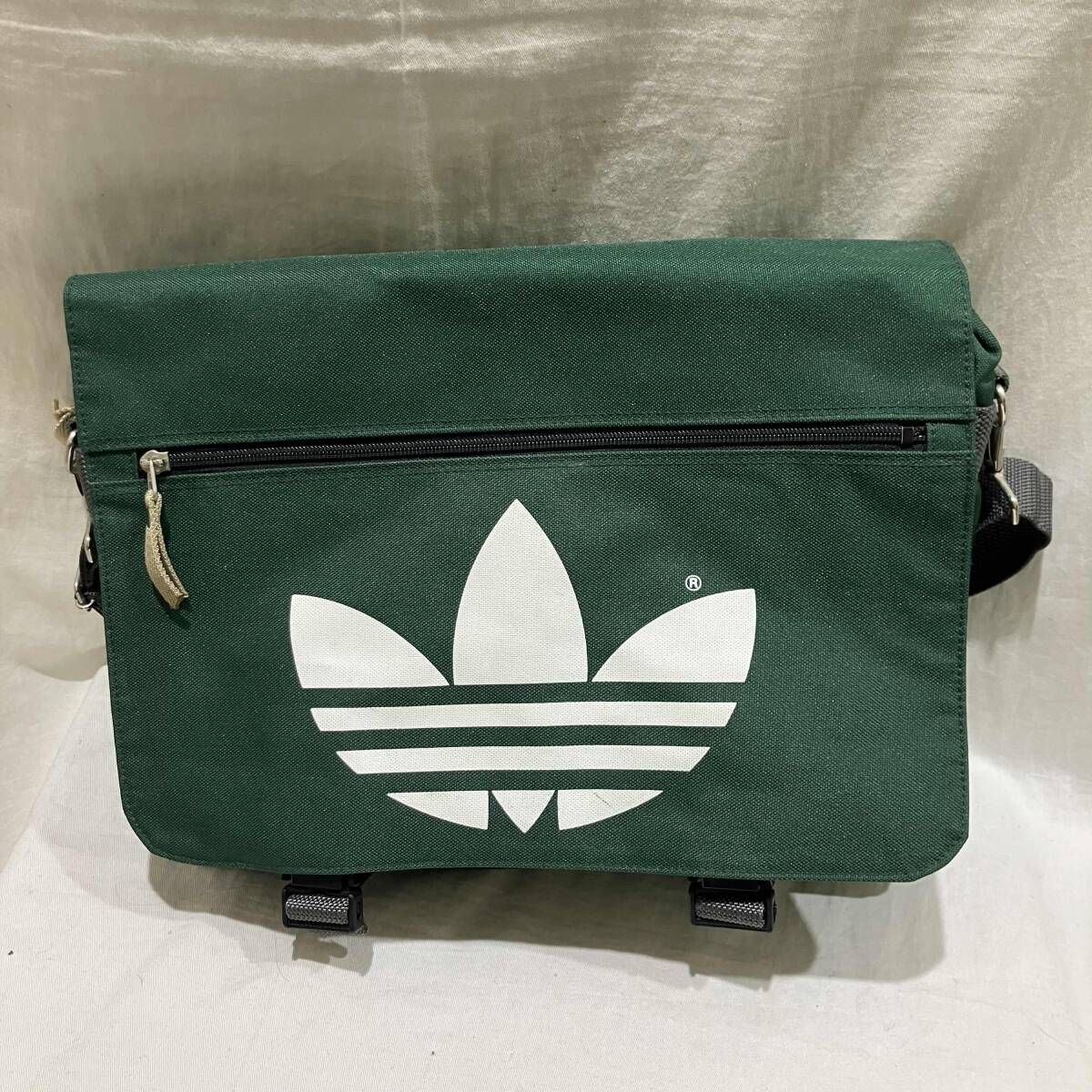 adidas ショルダーバッグ メッセンジャーバッグ グリーン デサント製