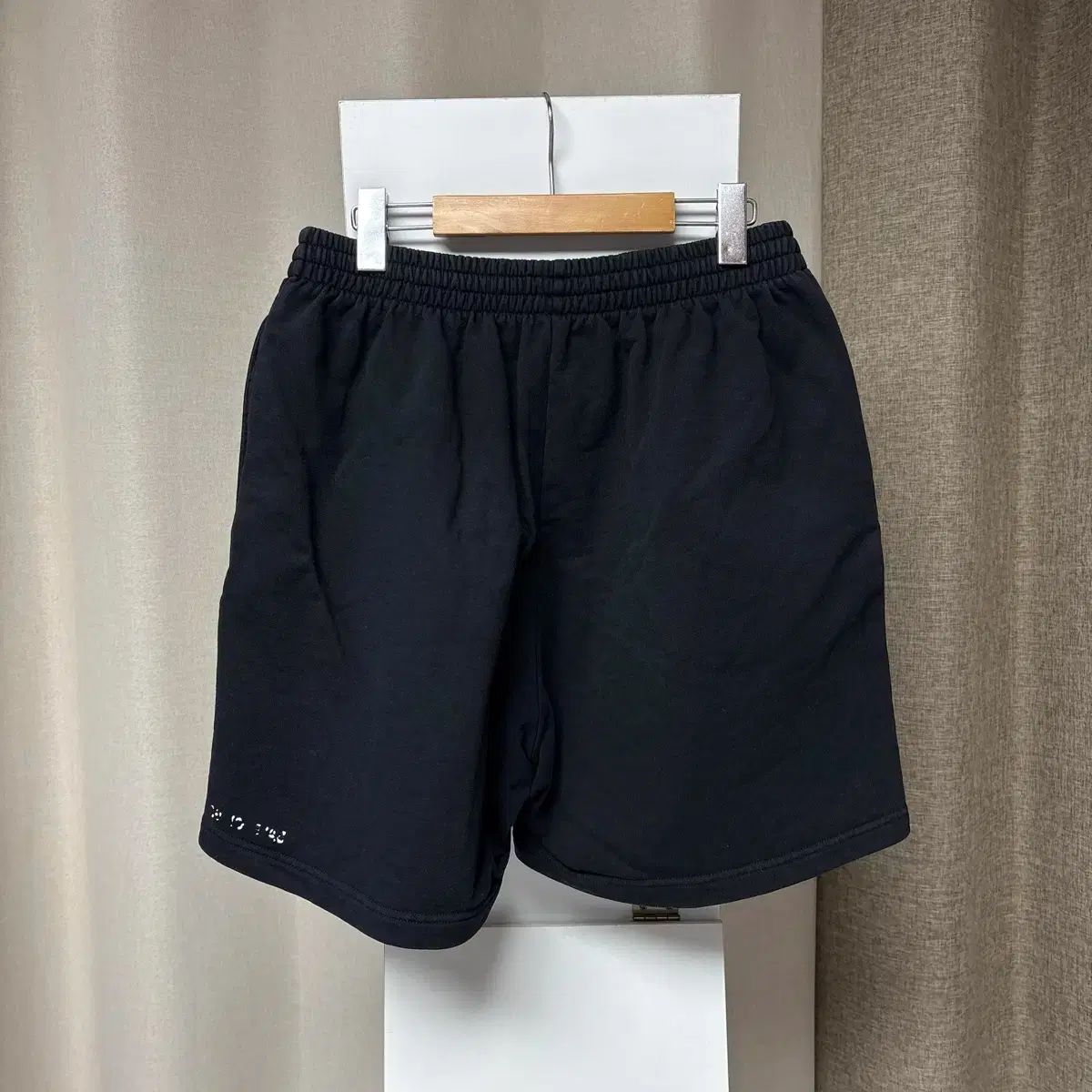 balenciaga バレンシアガ 黒 ハーフパンツ新品同様 高級感あふれる BALENCIAGA ハーフパンツ サッカー ロゴ プリント