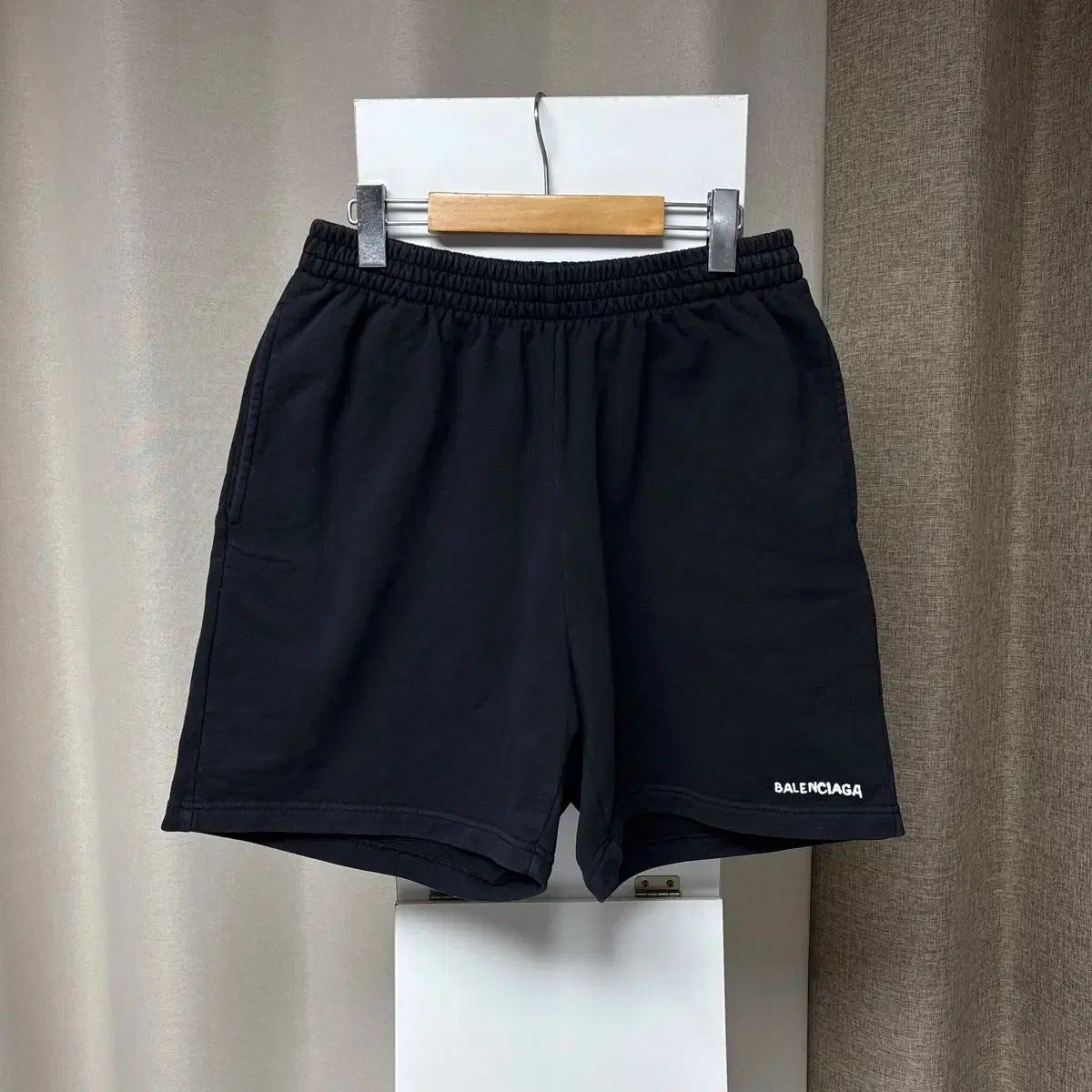 バレンシアガ　BALENCIAGA ハーフパンツ 高級感あふれる BALENCIAGA ハーフパンツ サッカー ロゴ プリント
