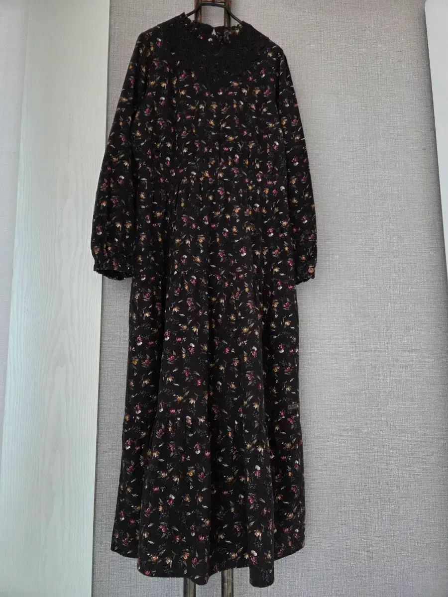 Thursday Island フローラル ボリューム感マキシワンピース