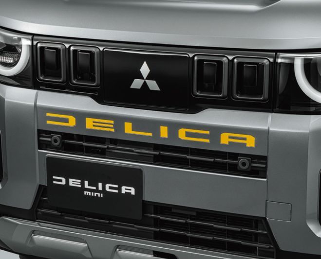 新型デリカミニ フロントバンパーエンブレム 三菱 デリ丸