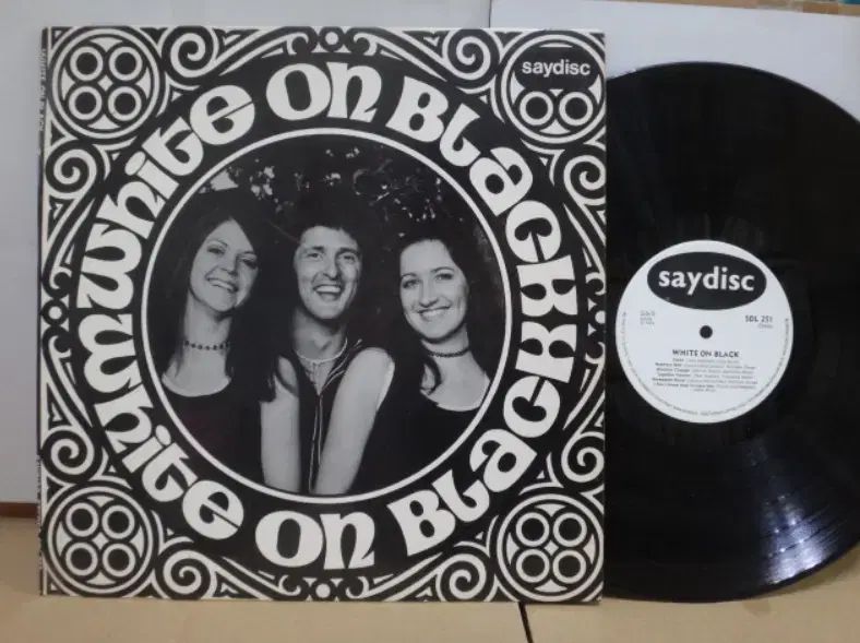 UK LP White On Black ー 1974 年 早い ビートルズ COVER カバー