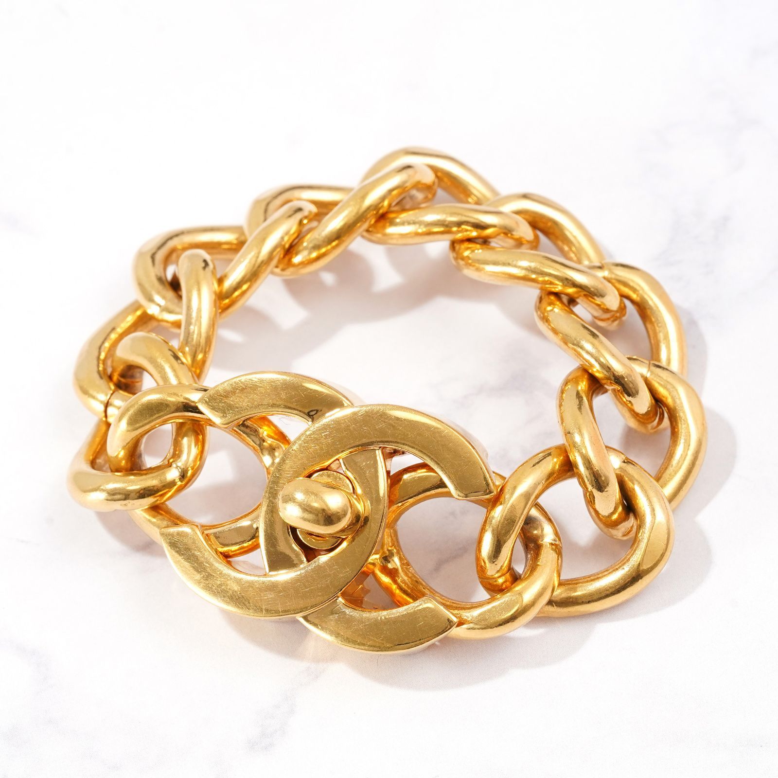 CHANEL 1996 ターンロック チェーン ブレスレット 96P ゴールド - メルカリ