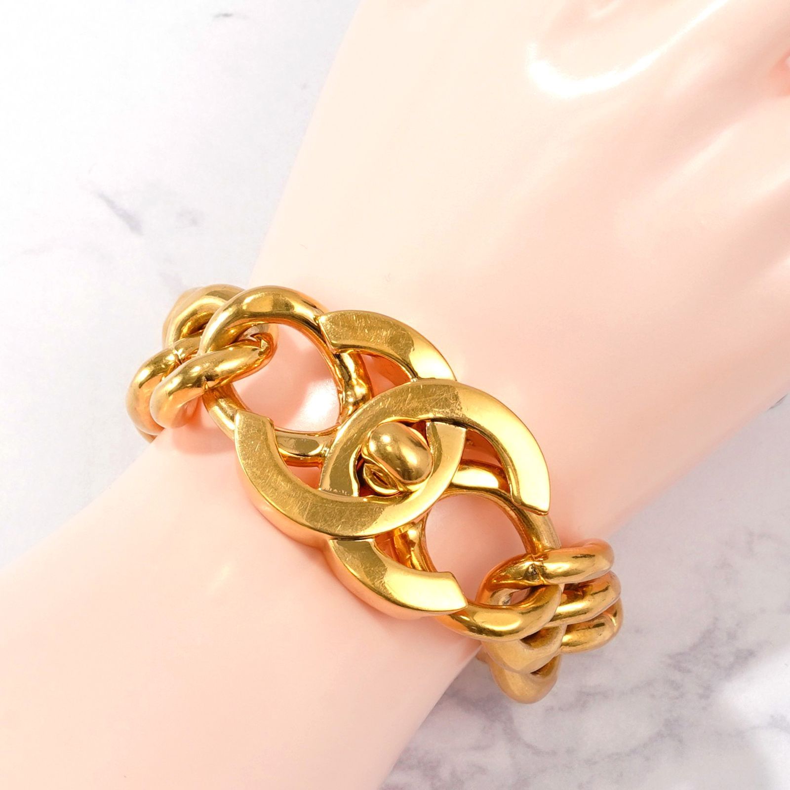 CHANEL 1996 ターンロック チェーン ブレスレット 96P ゴールド - メルカリ