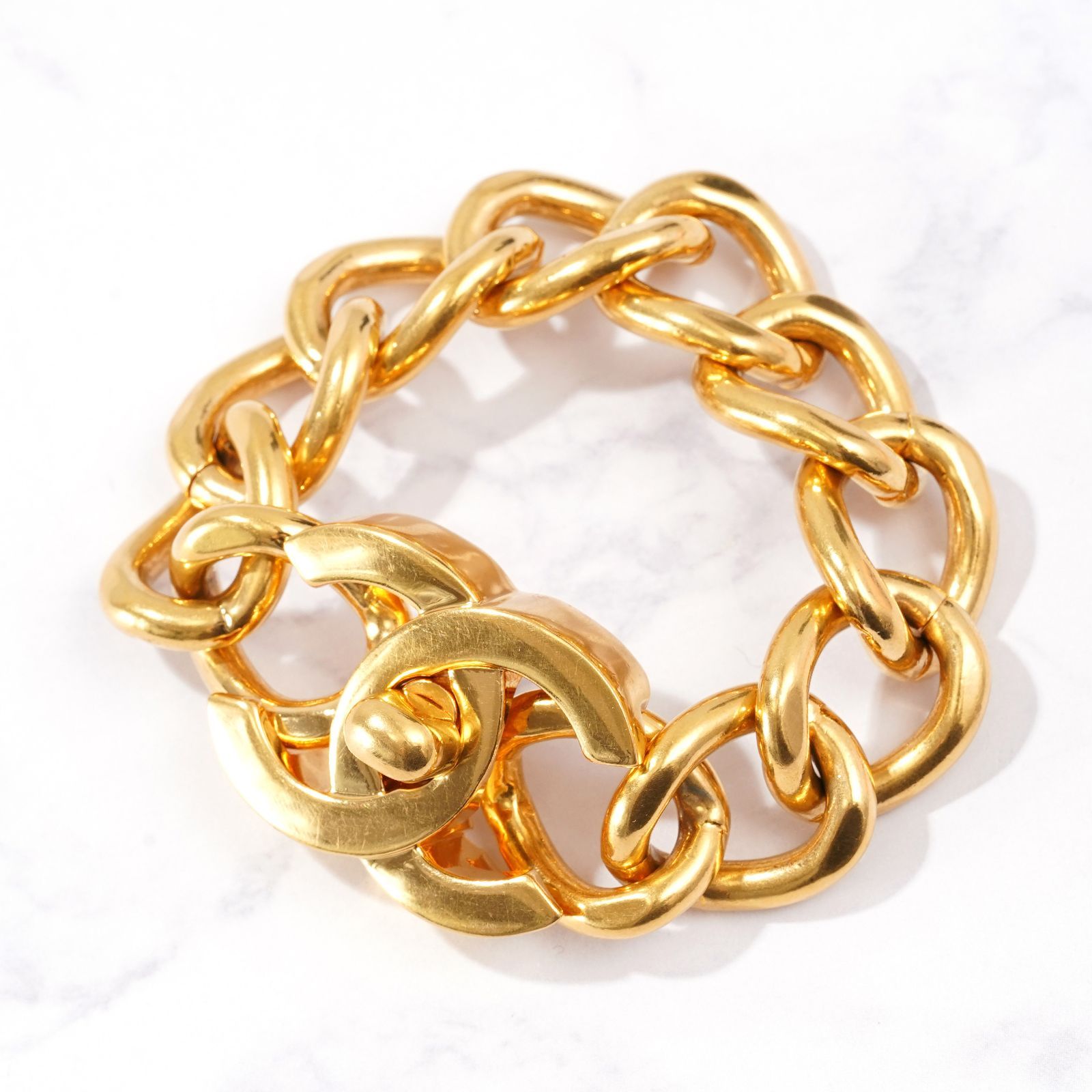 CHANEL 1996 ターンロック チェーン ブレスレット 96P ゴールド - メルカリ