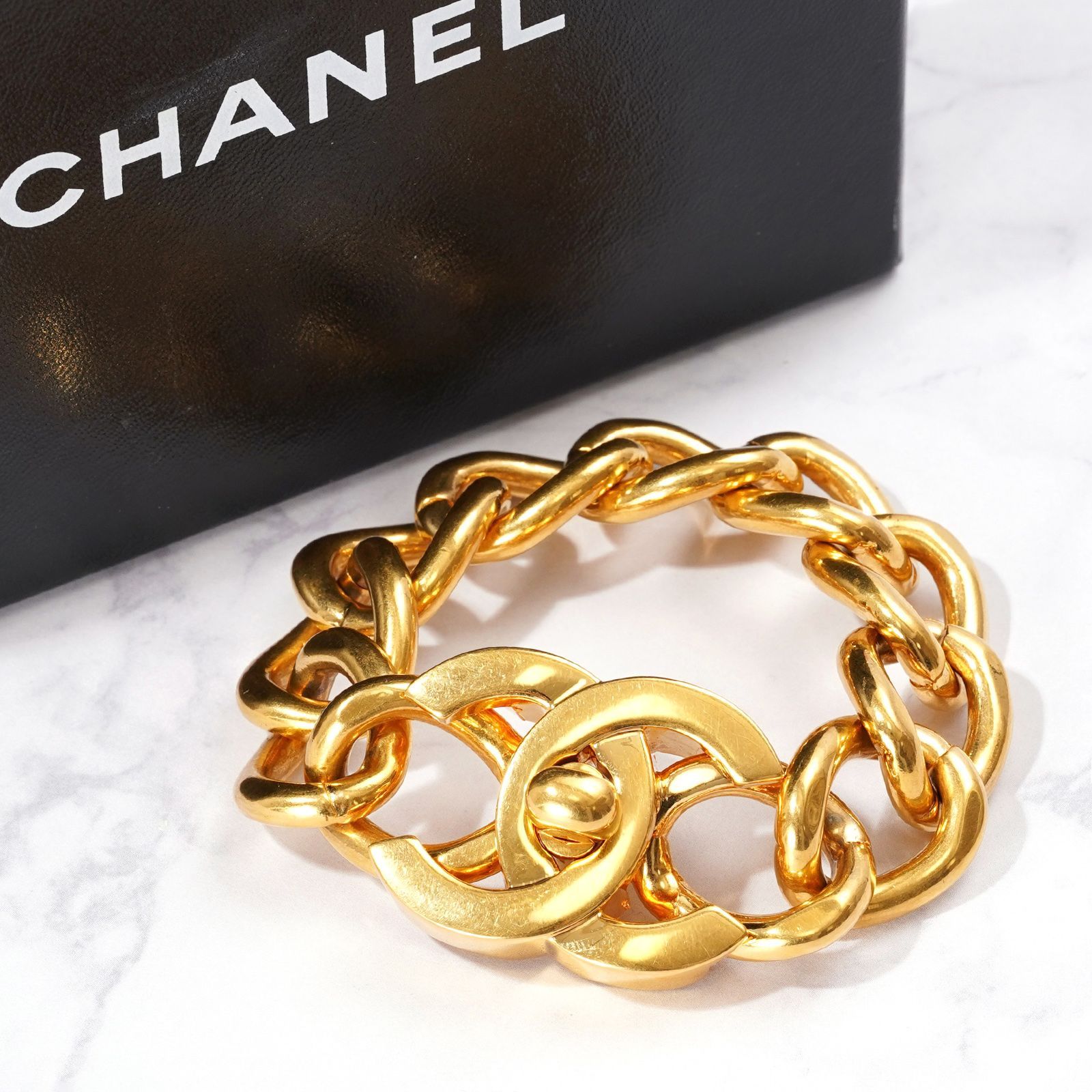 CHANEL 1996 ターンロック チェーン ブレスレット 96P ゴールド - メルカリ