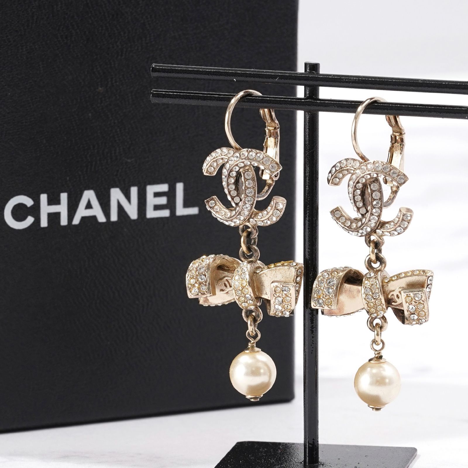 美品】CHANEL ココマーク ラインストーン リボン ピアス - メルカリ