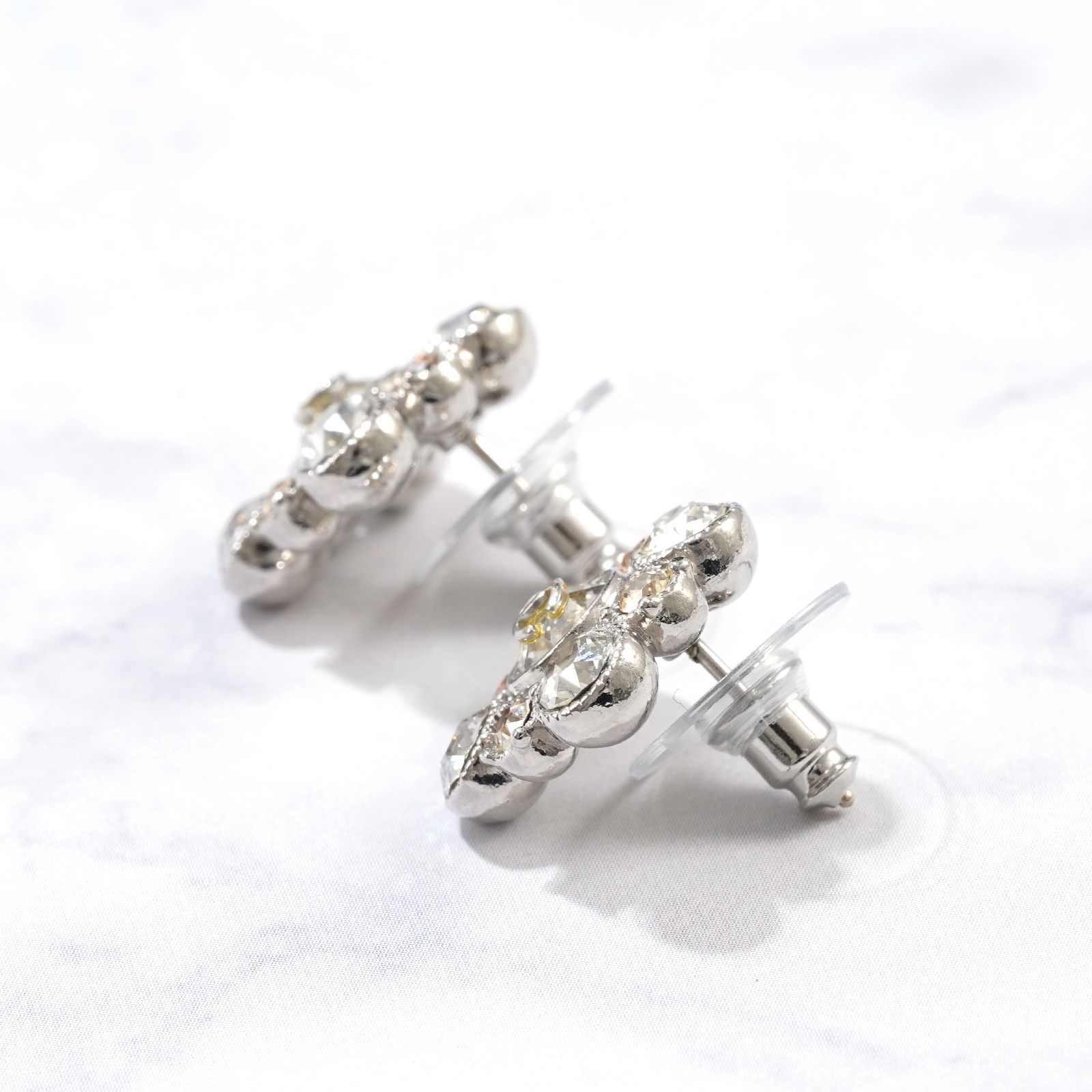 CHANEL ココ ビジュー シルバー ピアス 未使用 展示品】CHANEL ココマーク ビジュー シルバー ピアス - メルカリ