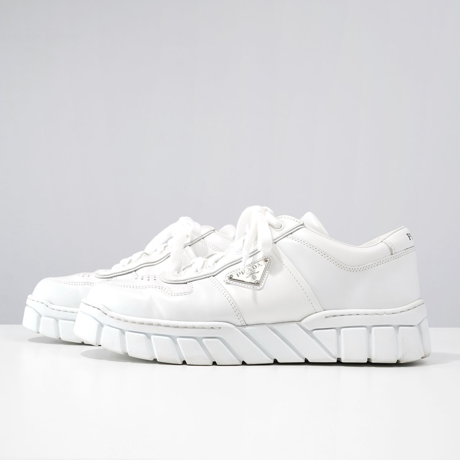 美品】PRADA プラダ ロゴ レザー スニーカー2EE378 - メルカリ