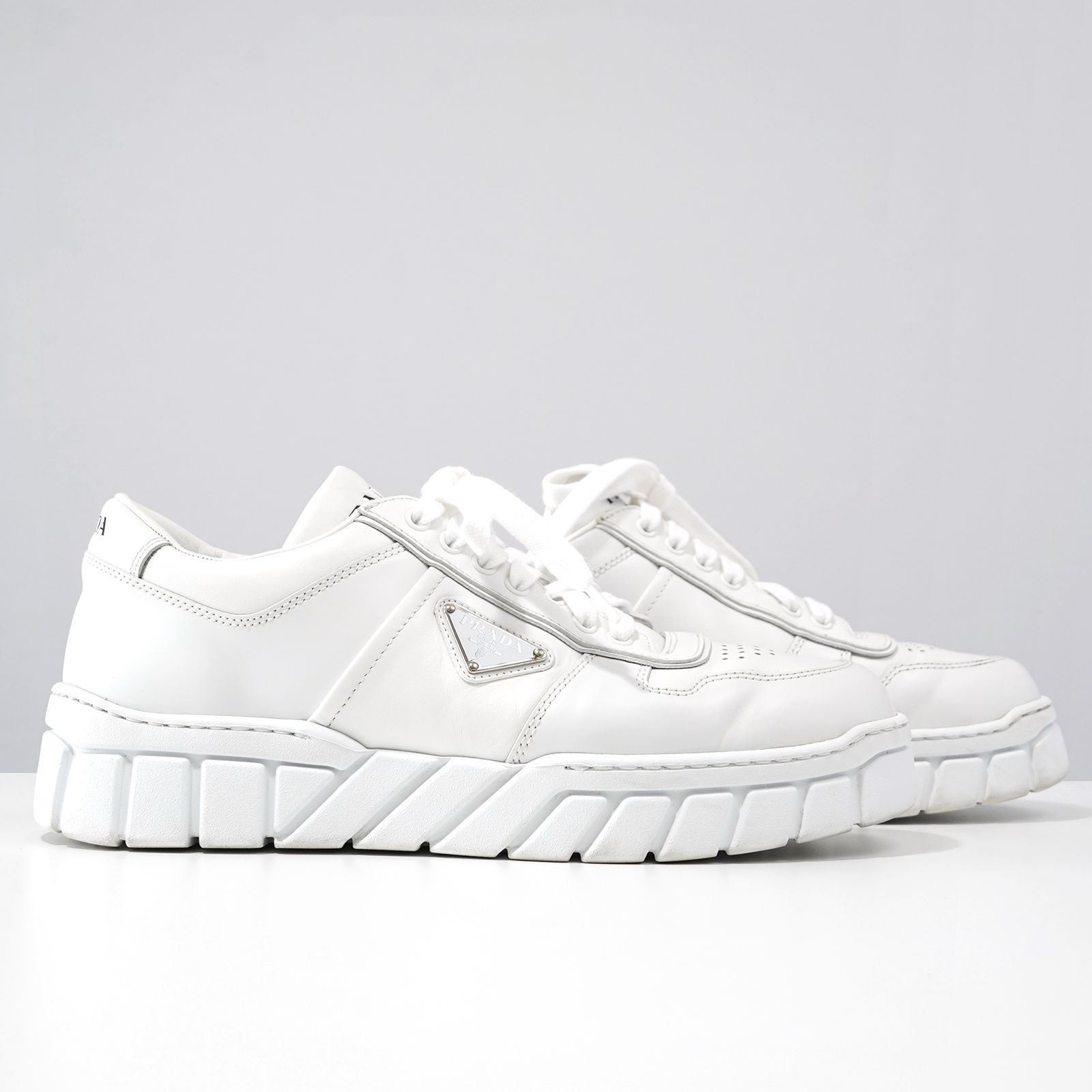 美品】PRADA プラダ ロゴ レザー スニーカー2EE378 - メルカリ