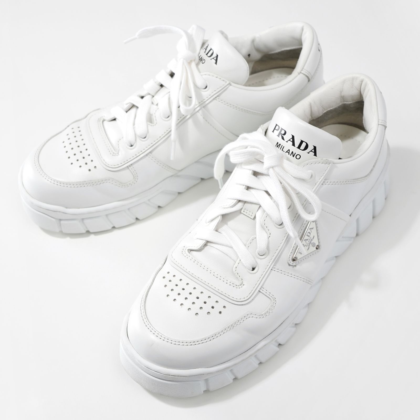 美品】PRADA プラダ ロゴ レザー スニーカー2EE378 - メルカリ