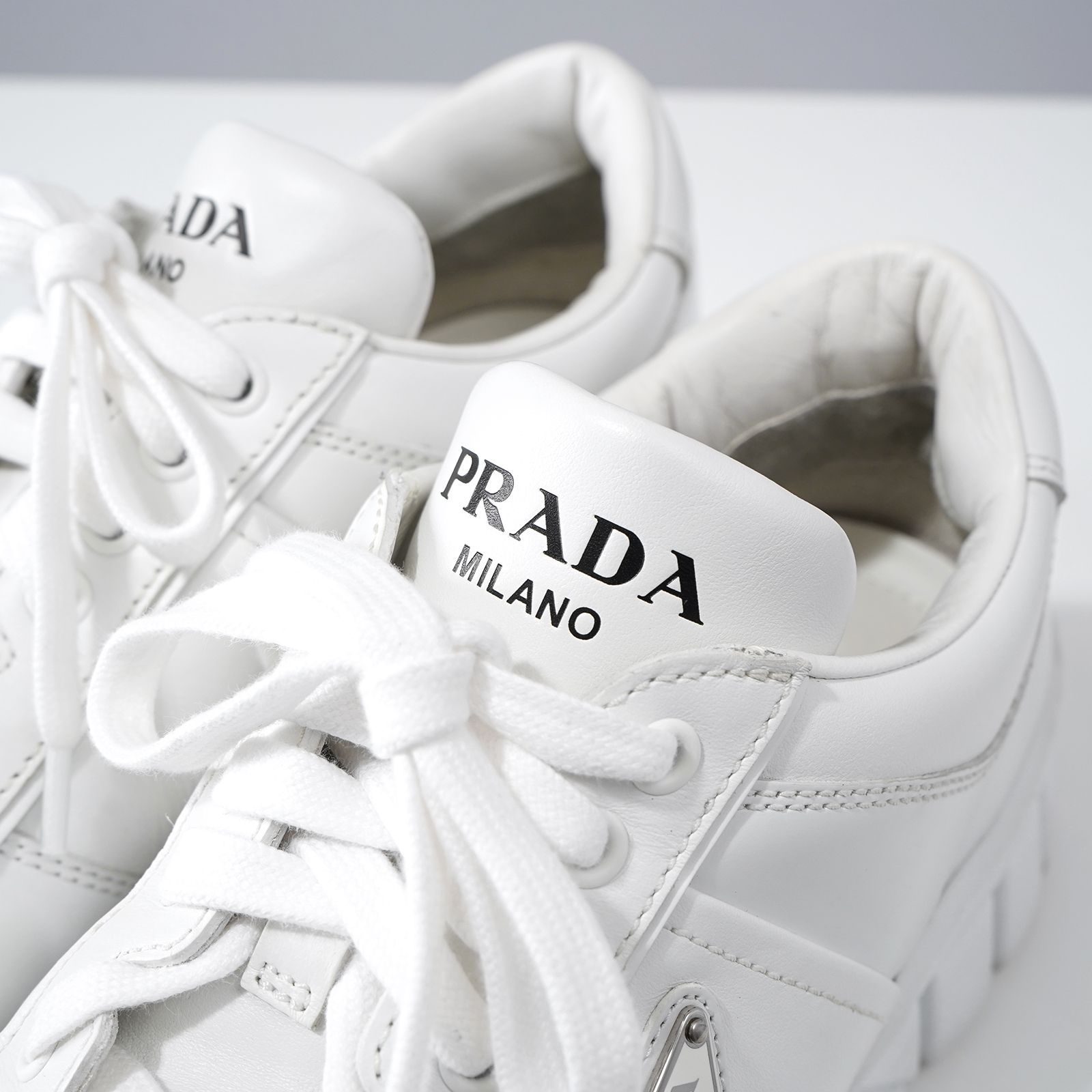 美品】PRADA プラダ ロゴ レザー スニーカー2EE378 - メルカリ