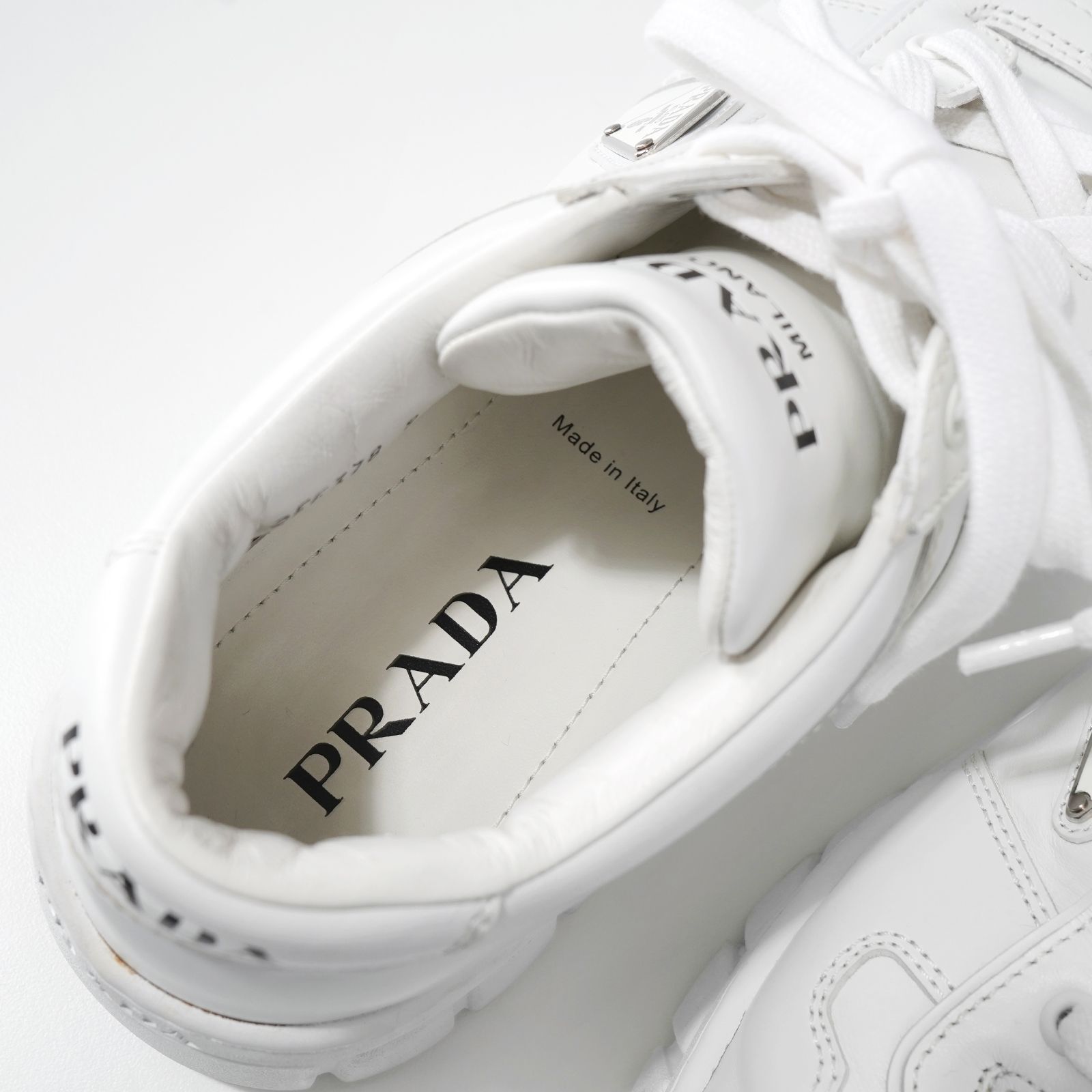 美品】PRADA プラダ ロゴ レザー スニーカー2EE378 - メルカリ