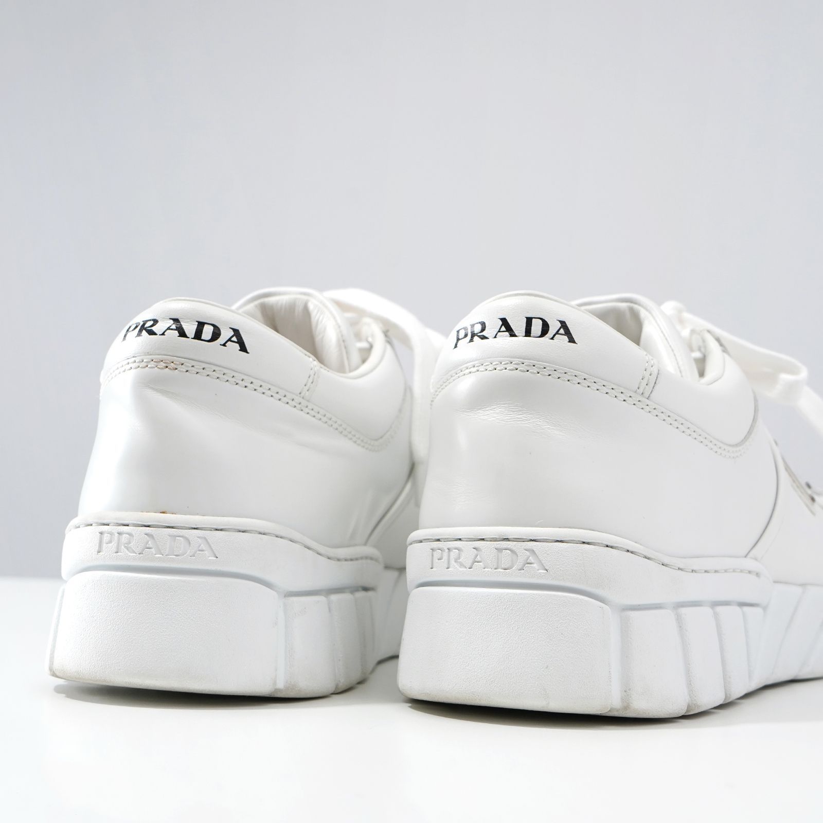 美品】PRADA プラダ ロゴ レザー スニーカー2EE378 - メルカリ