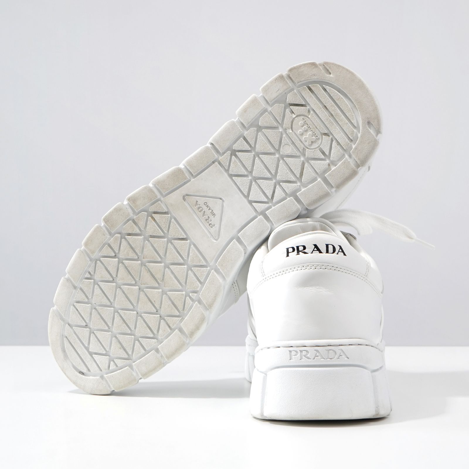 美品】PRADA プラダ ロゴ レザー スニーカー2EE378 - メルカリ