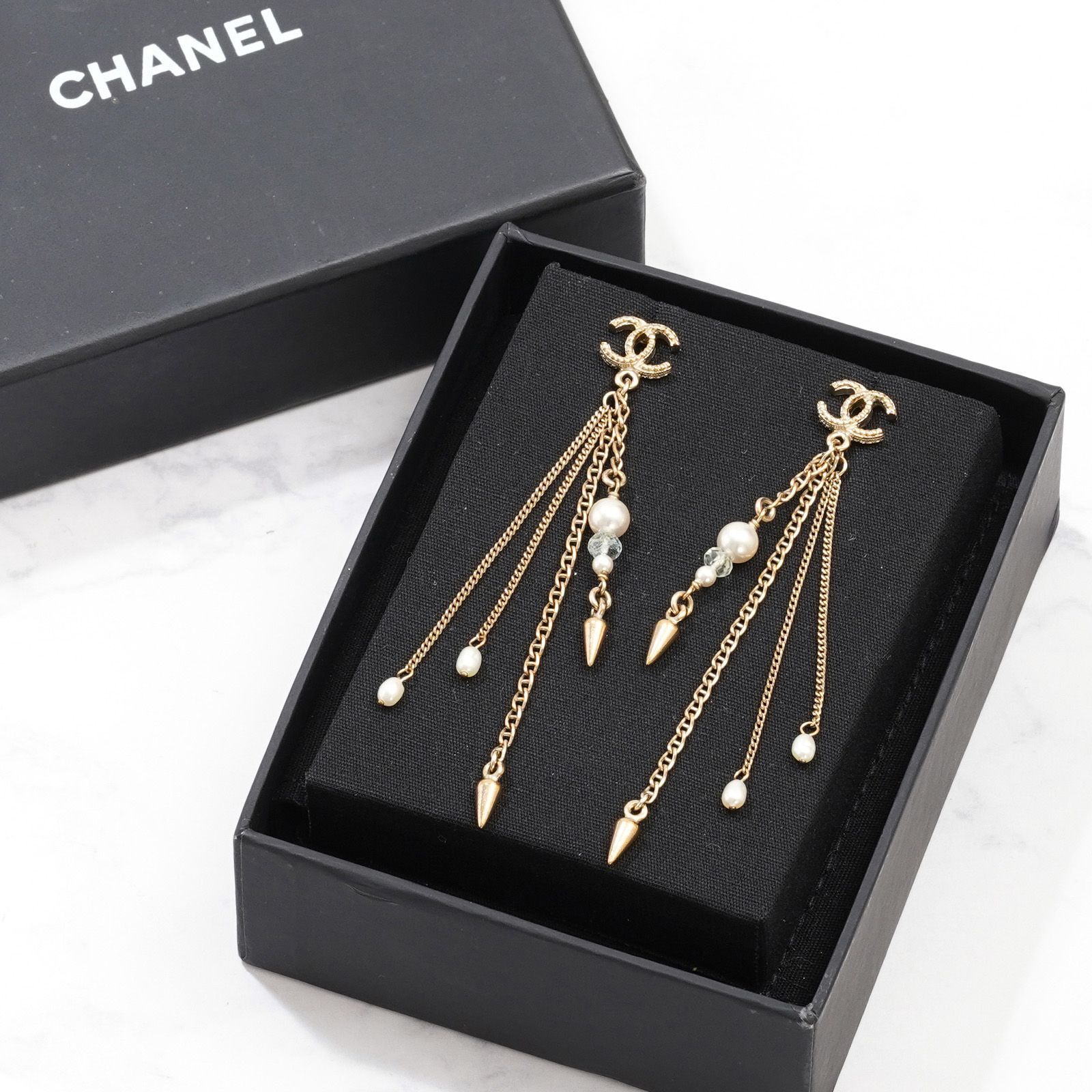 美品CHANEL 2018 チェーン パール ピアス ゴールド - メルカリ