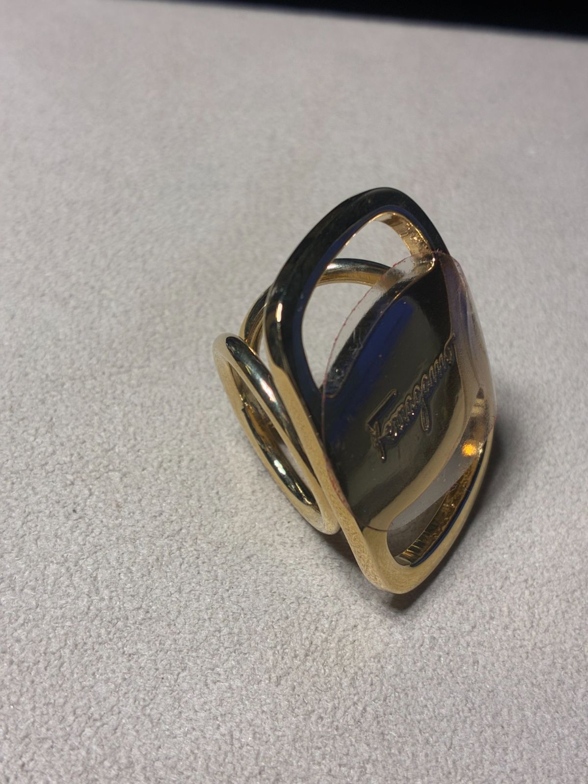 サルヴァトーレフェラガモ スカーフリング