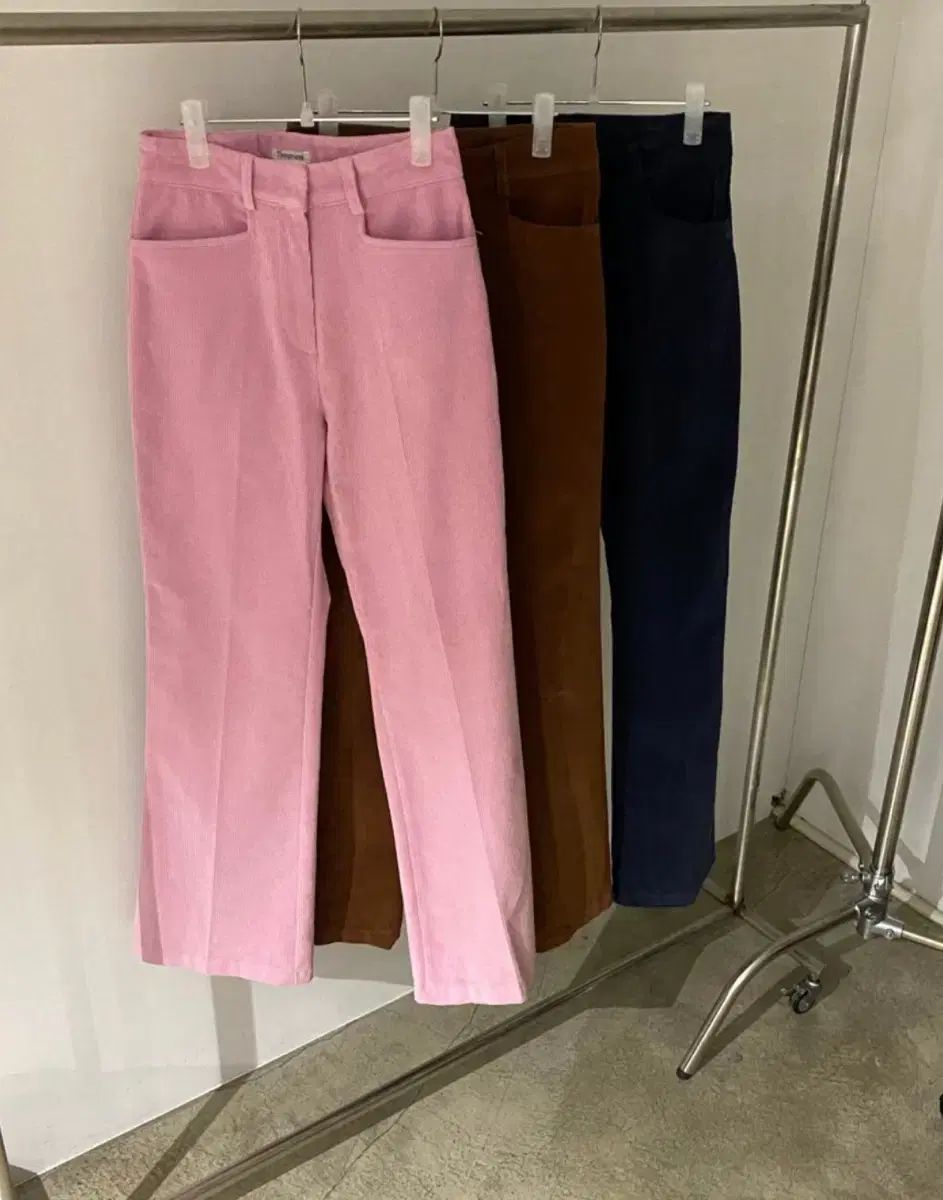 テンプティング コーデュロイ パンツ