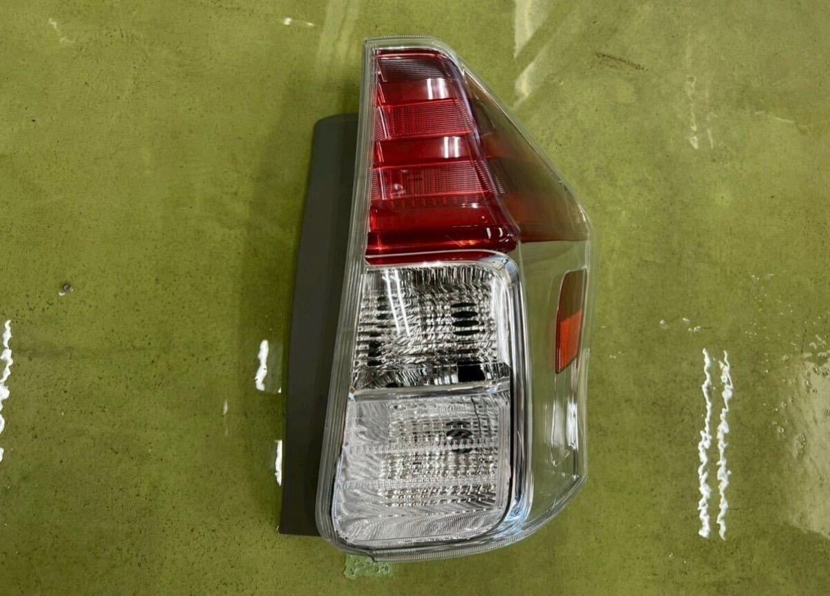 257-236-05 プリウスα ZVW40 ZVW41 USテール 北米仕様 テールランプ 右