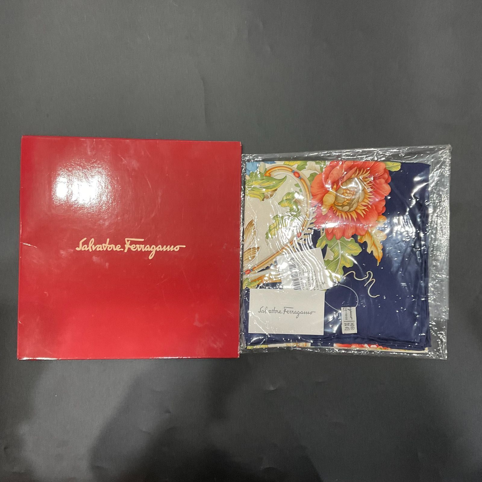 サルヴァトーレフェラガモ スカーフ