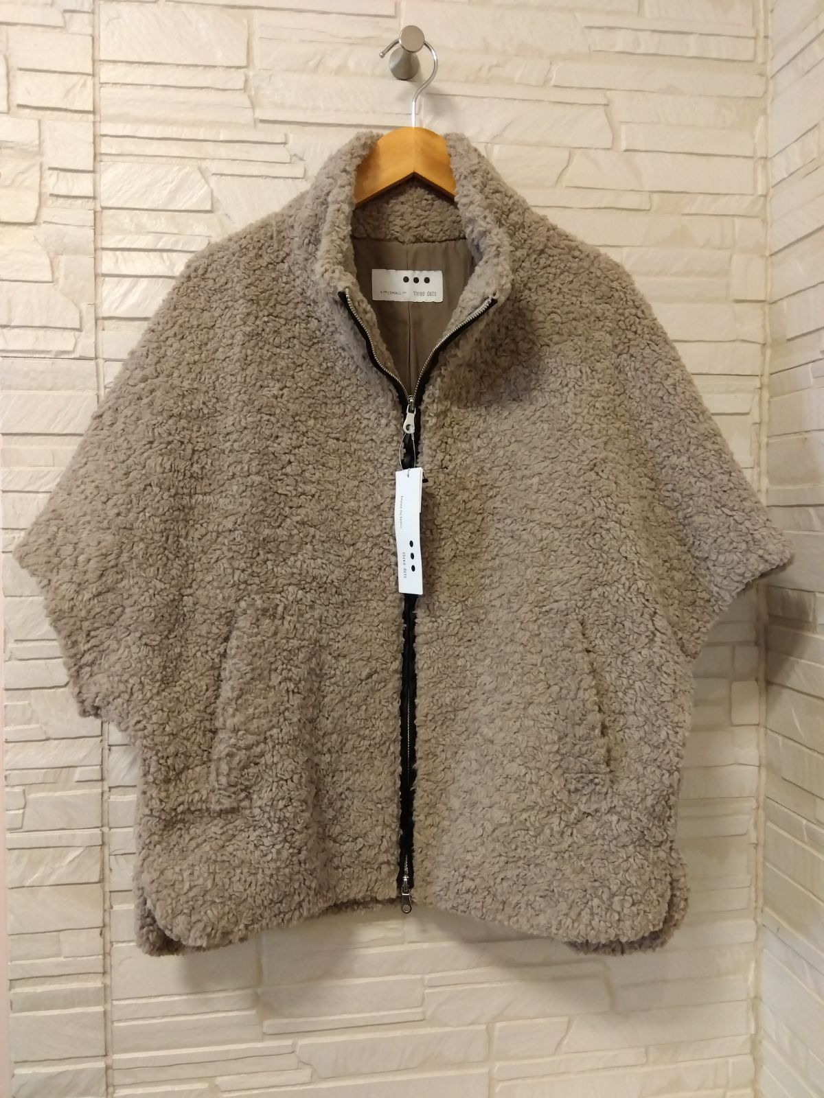 スリードッツ　【ミリー】プードルボア ポンチョ Millie】Poodle boa poncho｜スリードッツ オフィシャルオンラインショップ