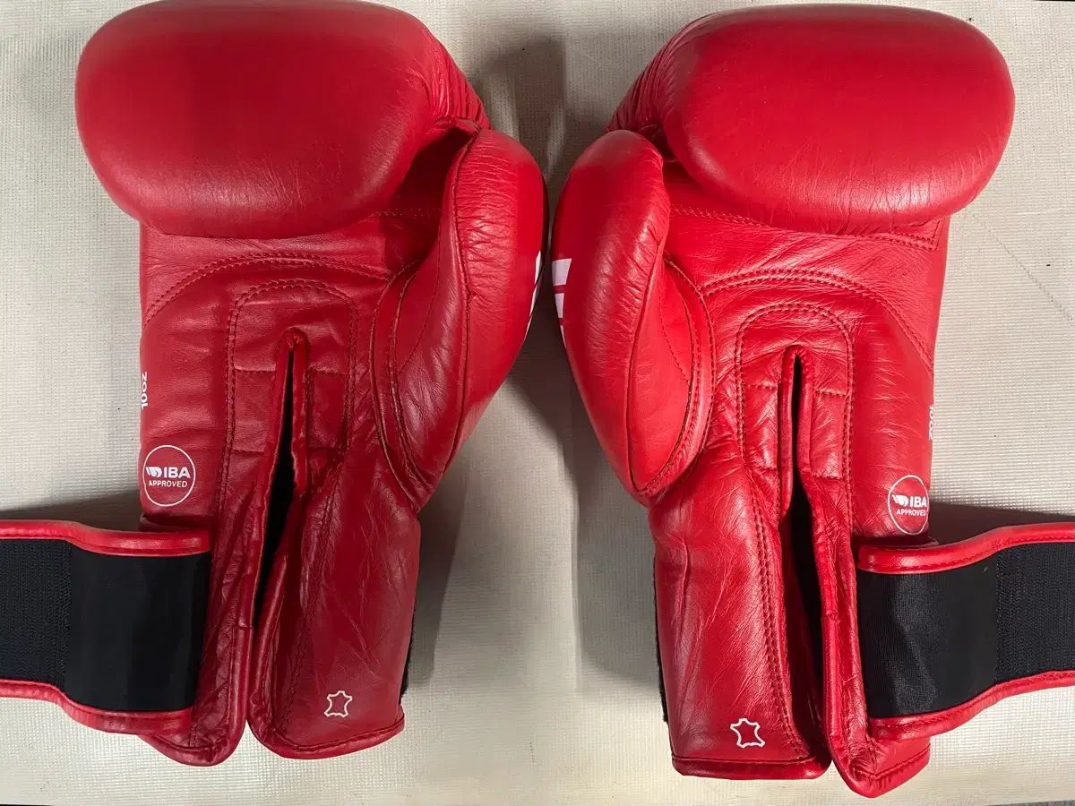 アディダス IBA ボクシンググローブ (10oz/レッド) - メルカリ