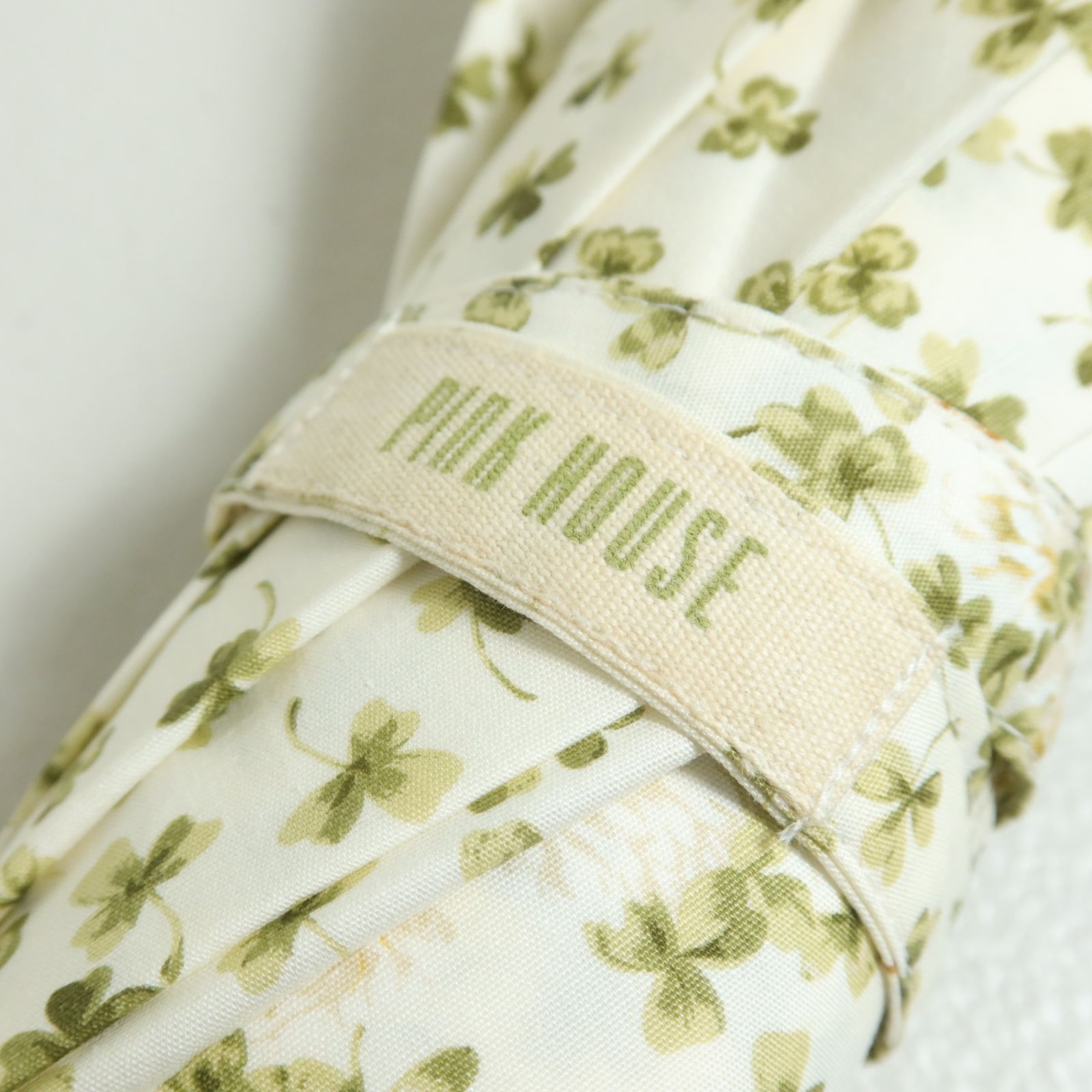 クローバーが舞い散る 長傘