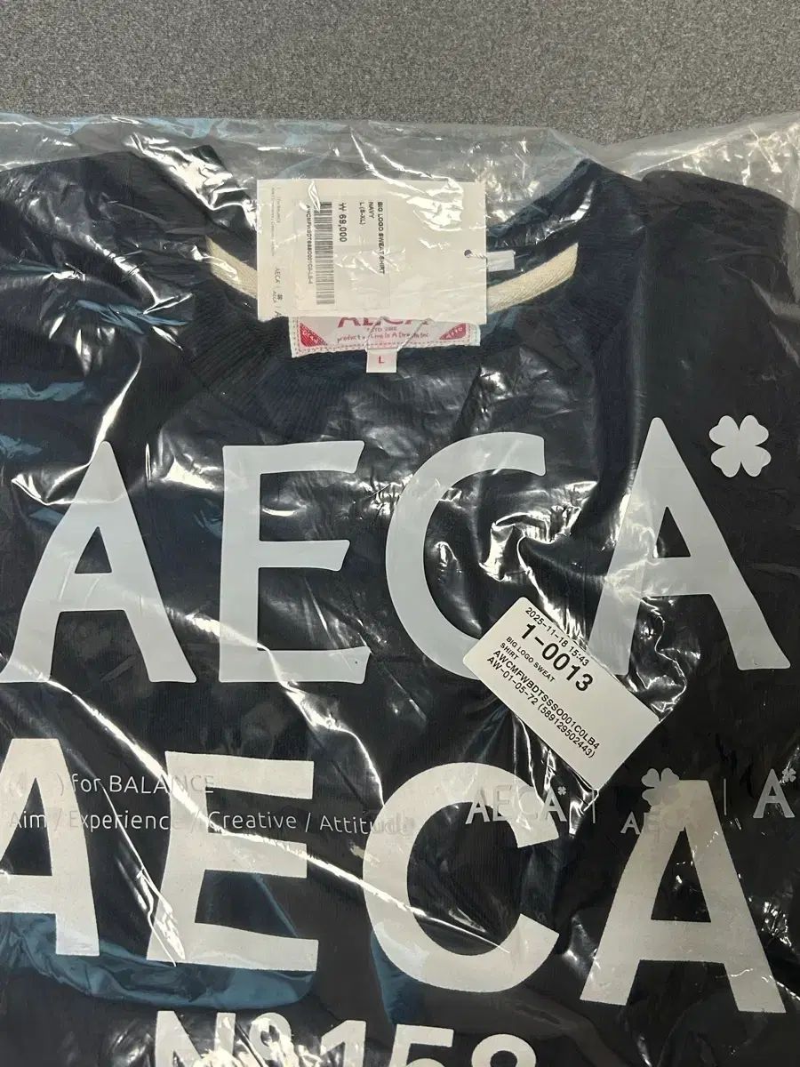 エイカ 白 BIGロゴ スウェットシャツ トレーナー ネイビー L