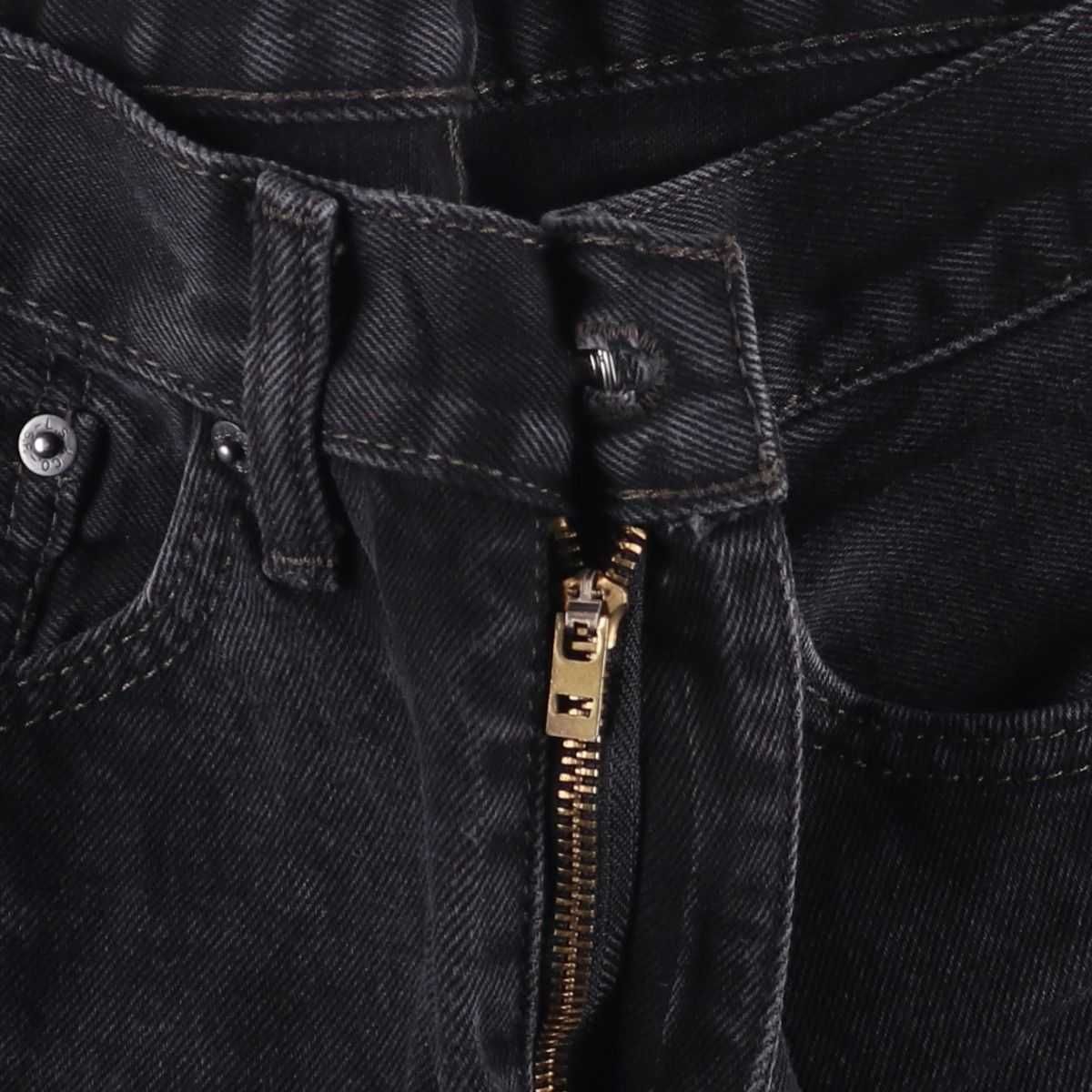 テーパードデニムパンツ