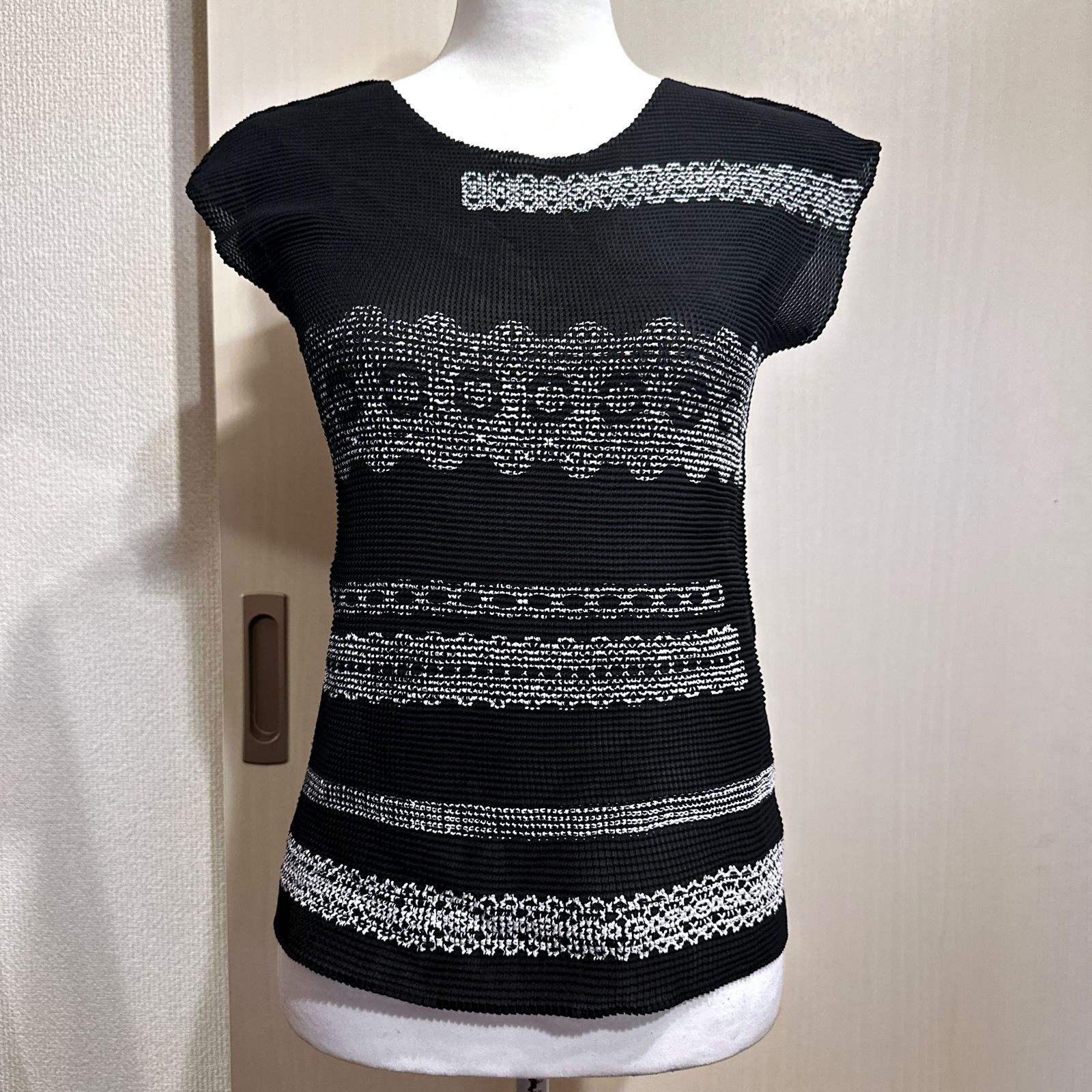 ISSEY MIYAKE me ノースリーブシャツ 黒 サイズフリー HR 0710