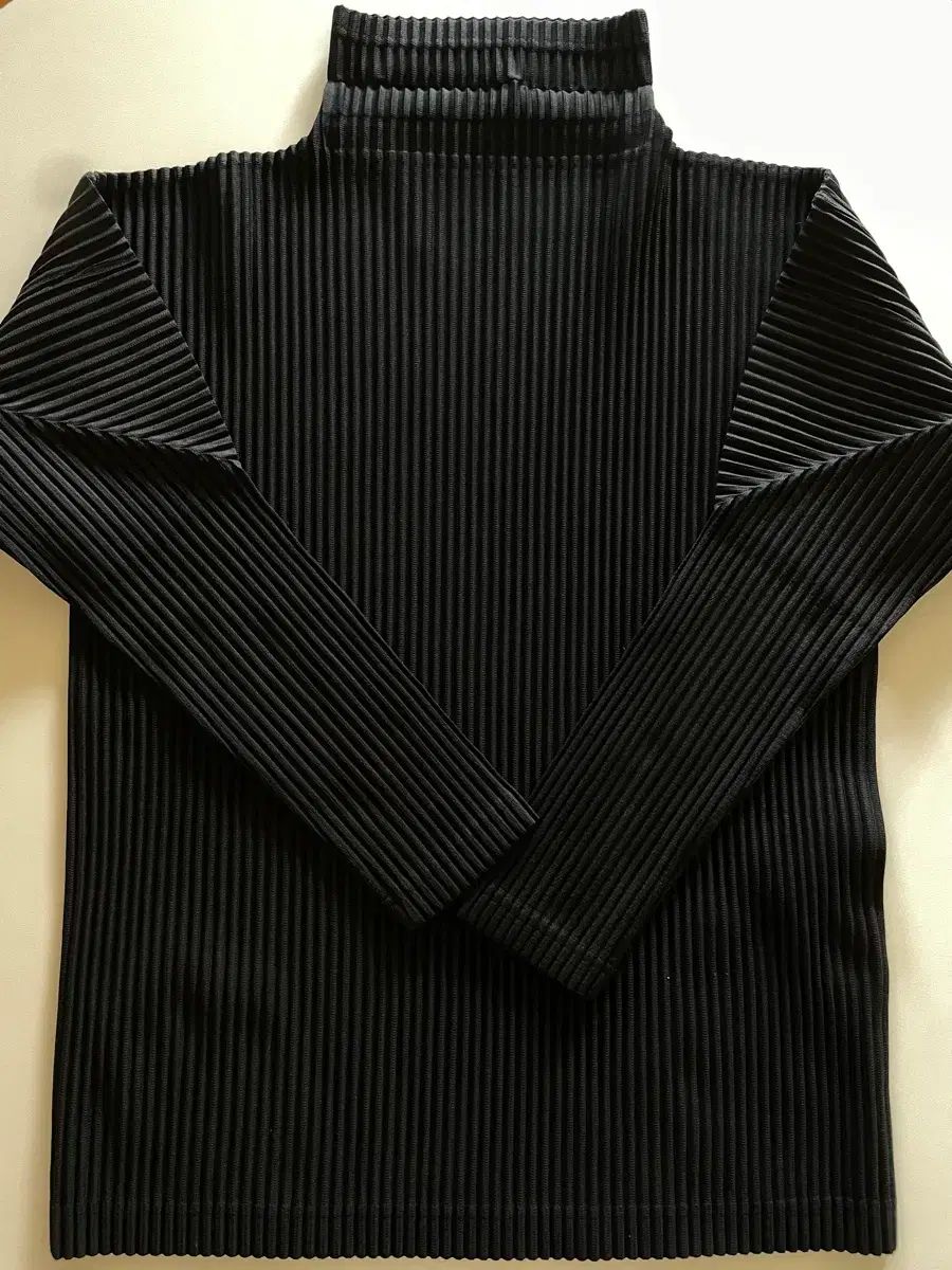 HOMME PLISSÉ オムプリッセ ハイネック ブラック トップ 3 - メルカリ