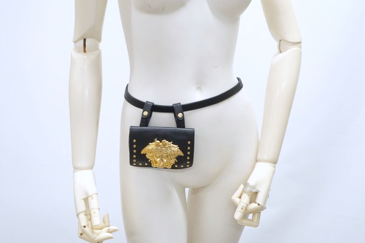 ジャンニ ヴェルサーチェ ヴィンテージ ウエスト ベルトバッグ ポーチ メデューサ レザー 黒 ブラック GIANNI VERSACE 4549 k