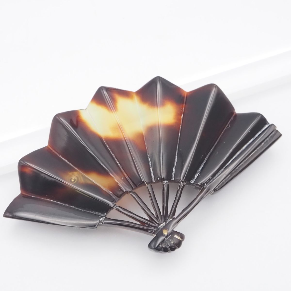 H 403 鼈甲 べっ甲 帯留め 扇子 デザイン 和装小物