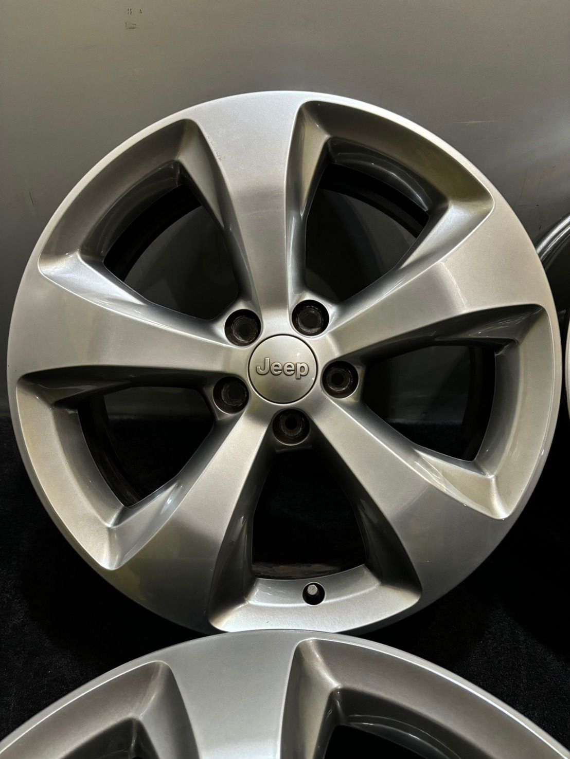 JEEP チェロキーリミテッド 18インチ 7 J 41 110 5 H アルミホイール 4本 空気圧センサー付 1 K 917