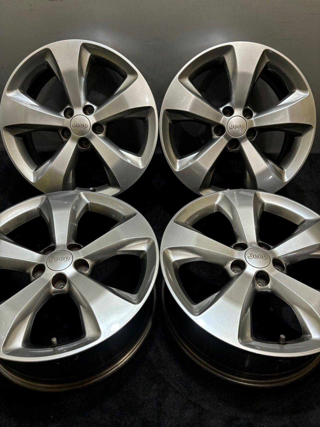 JEEP チェロキーリミテッド 18インチ 7 J 41 110 5 H アルミホイール 4本 空気圧センサー付 1 K 917
